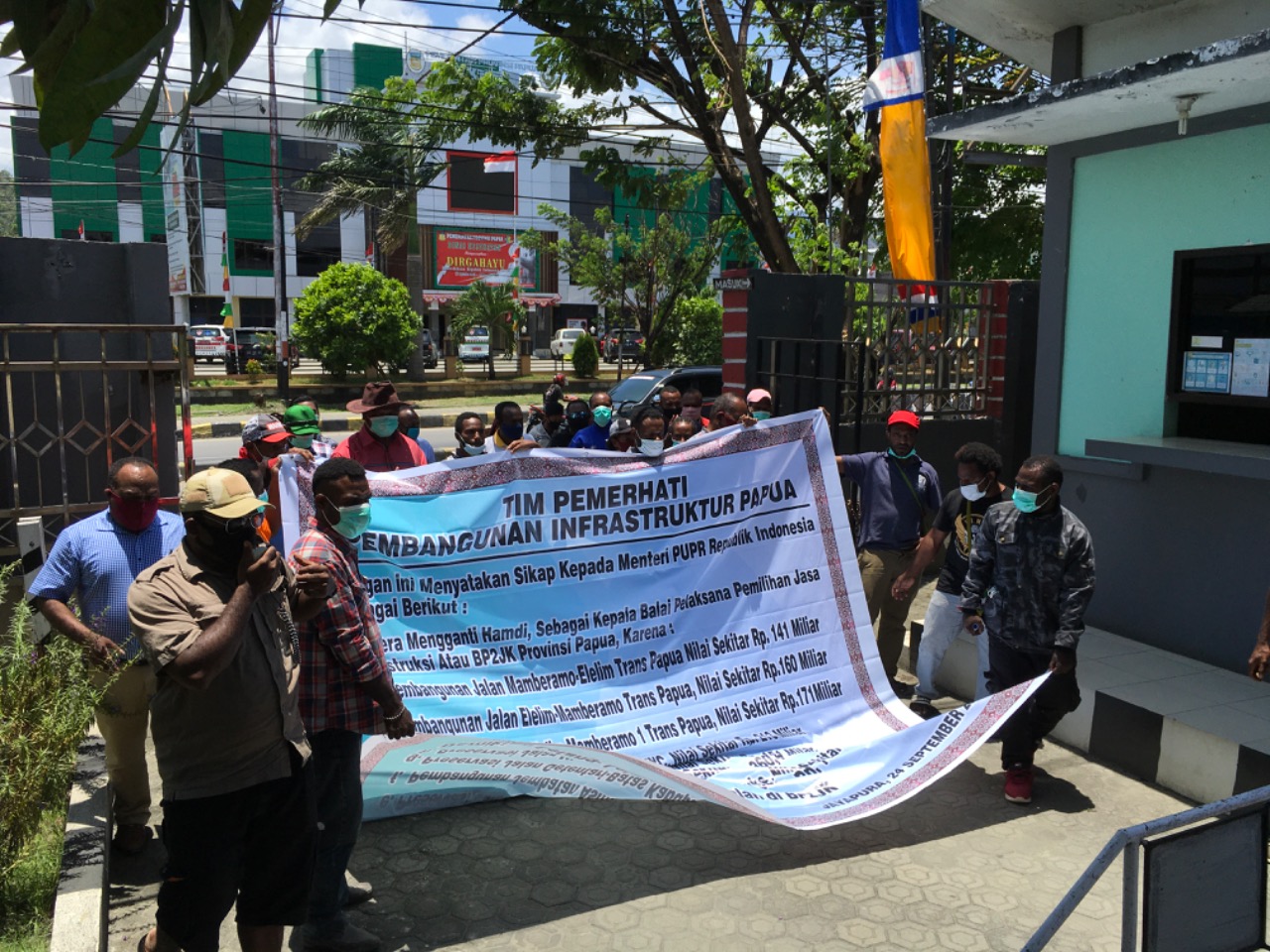 Pengusaha asli Papua melakukan unjuk rasa terkait pembangunan infrastruktur yang kerap molor