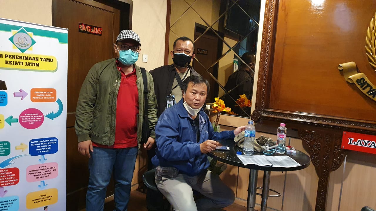 Buronan Lauw Ing Lioe alias Lioenardi (duduk) saat ditangkap tim intelijen Kejagung.