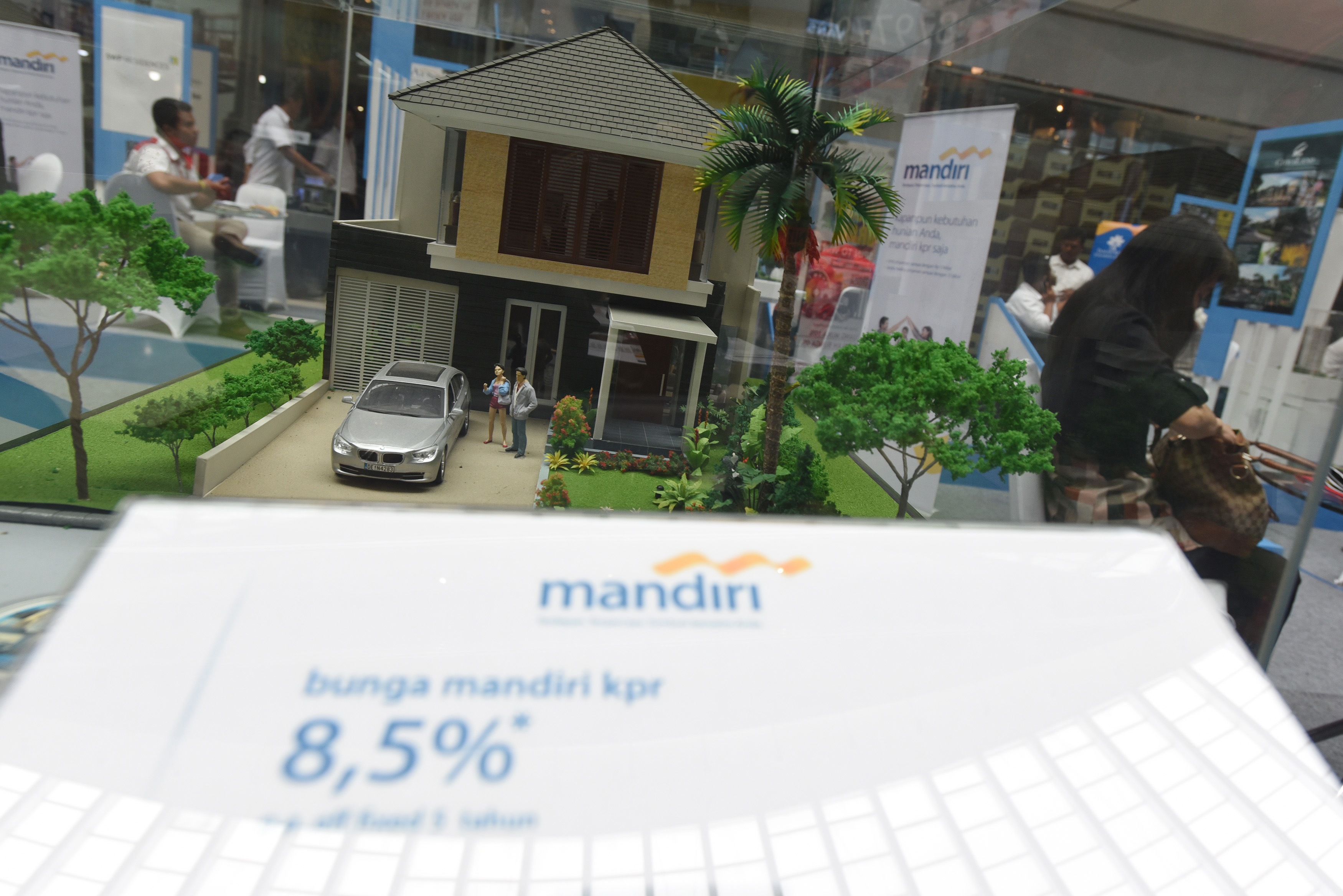 Pengunjung mengamati maket perumahan yang ditawarkan pengembang saat digelar Festival Properti Indonesia yang didukung Bank Mandiri.