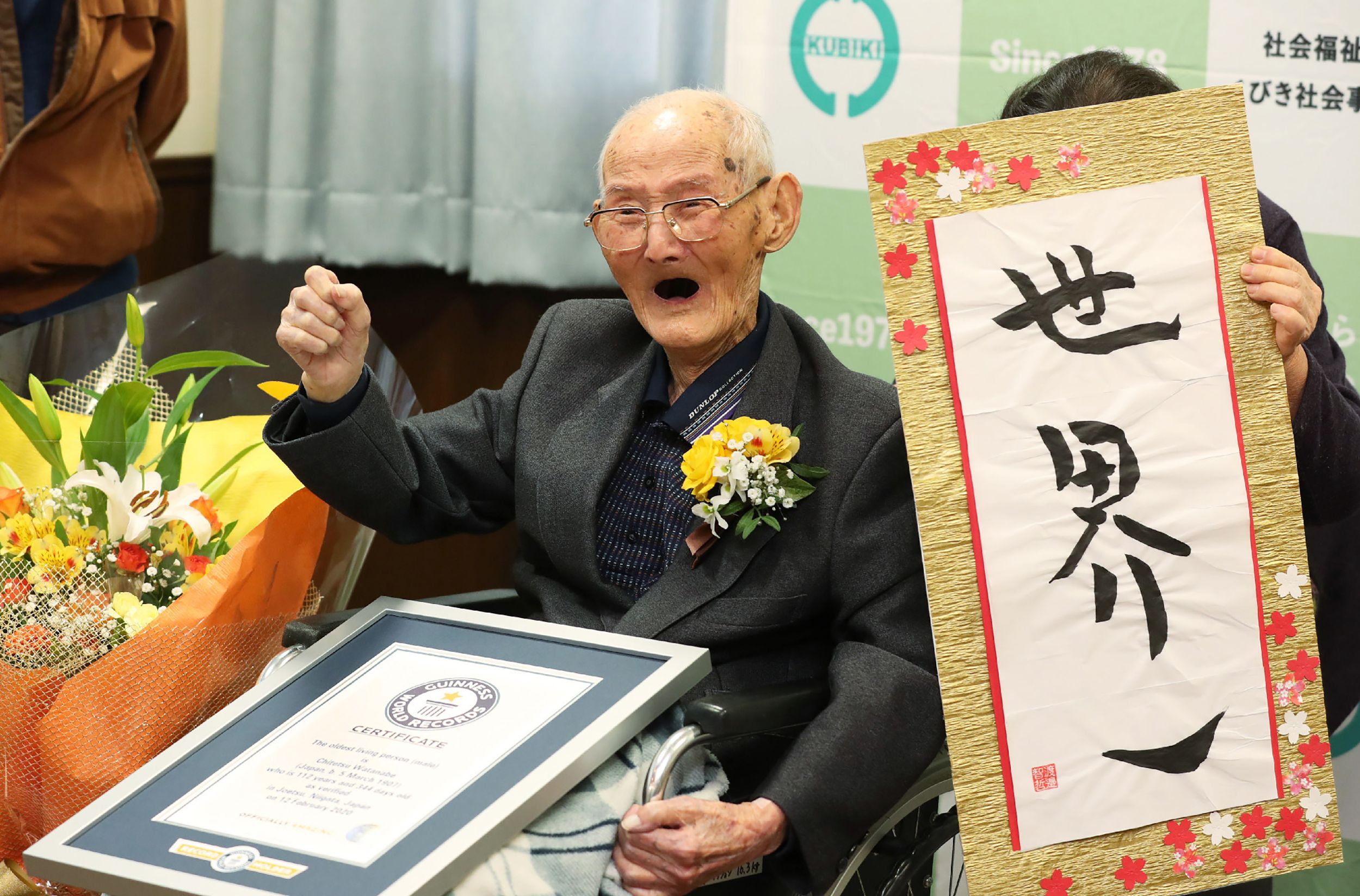 Warga Jepang berusia 112 tahun yang menerima penghargaan dari Guinness World Records.
