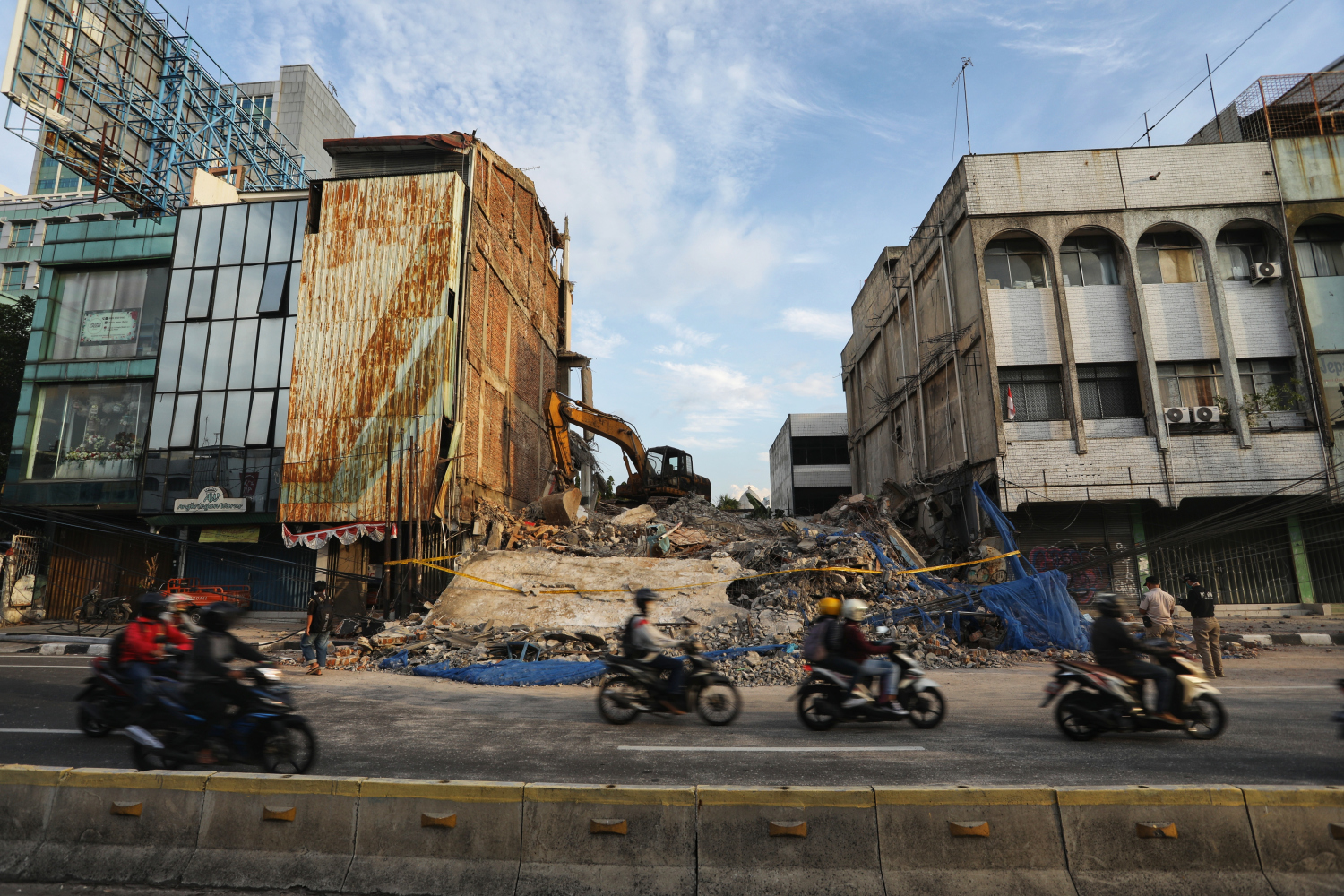 Bangunan ruko di kawasan Cideng, Jakarta, roboh hingga menutupi ruas jalan.