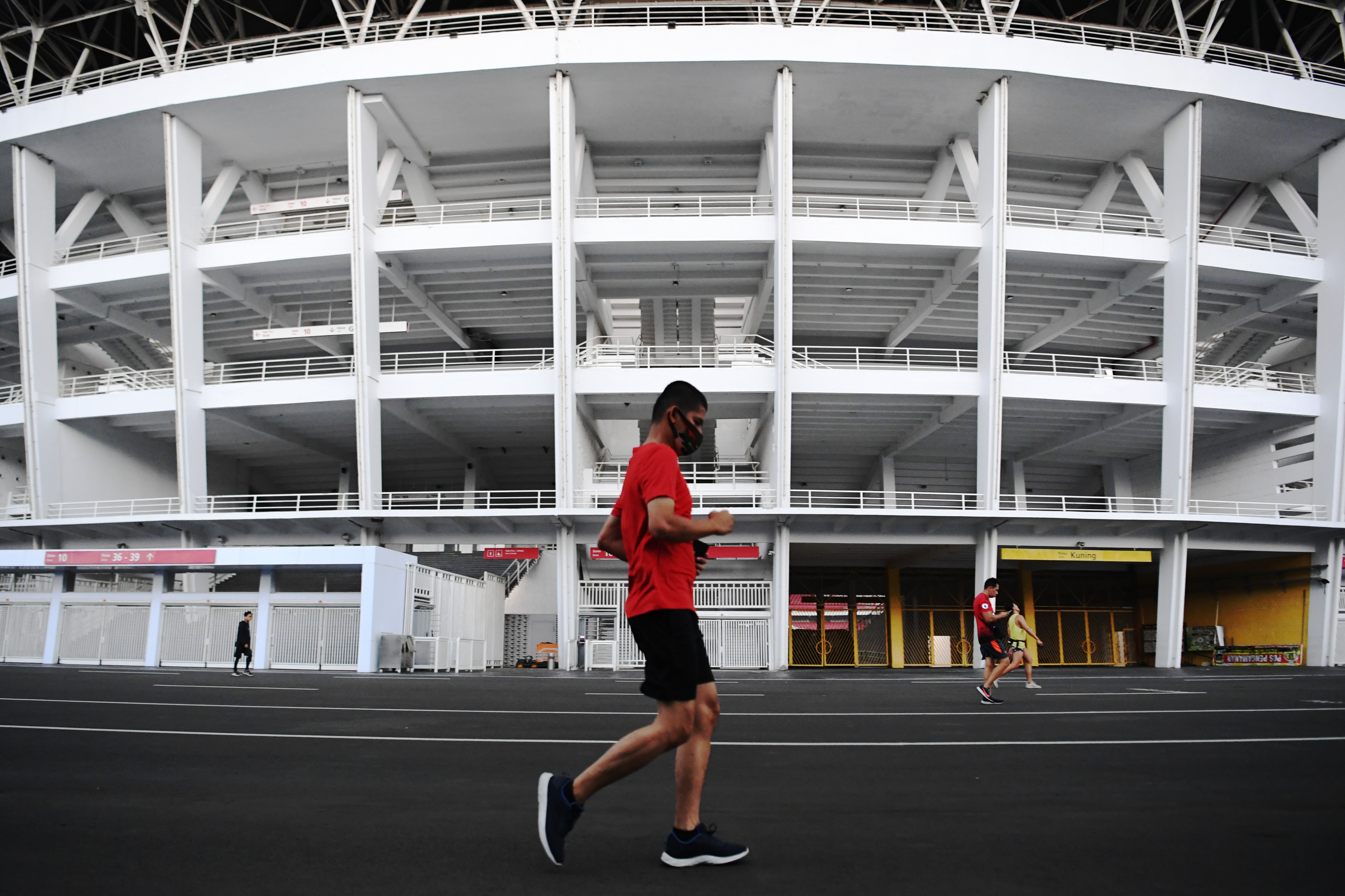 Warga berolahraga di Kompleks Gelora Bung Karno, Jakarta.