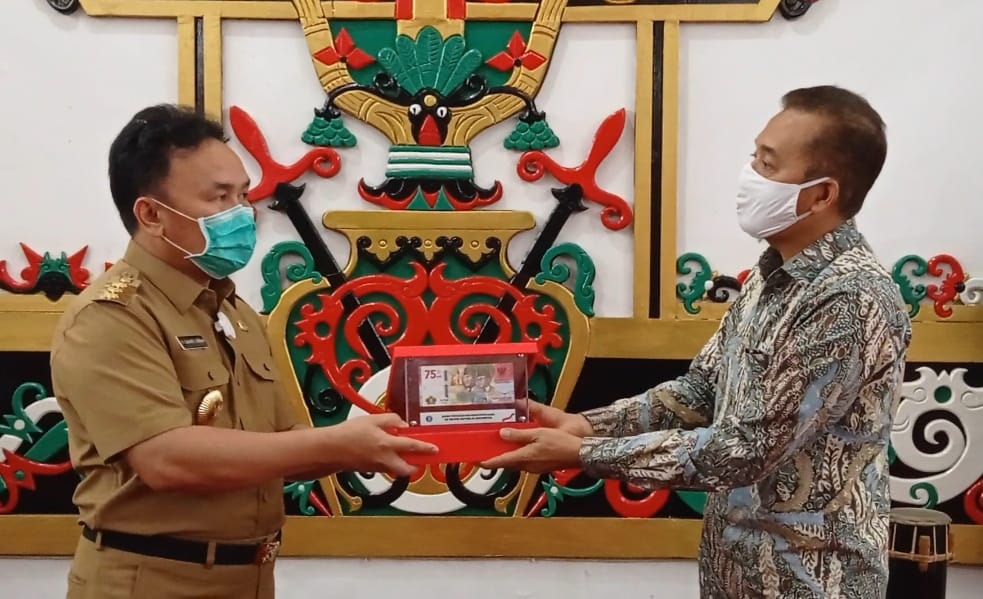 Gubernur Kalteng Sugianto Sabran menerima UPK 75 Tahun RI dari Kepala Perwakilan Bank Indonesia Kalteng, Rihando. 