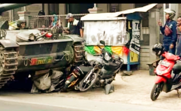 Sejumlah kendaraan sepeda motor rusak berat setelah ditabrak tank TNI di Jalan Raya Cipatat Kabupaten Bandung Barat.