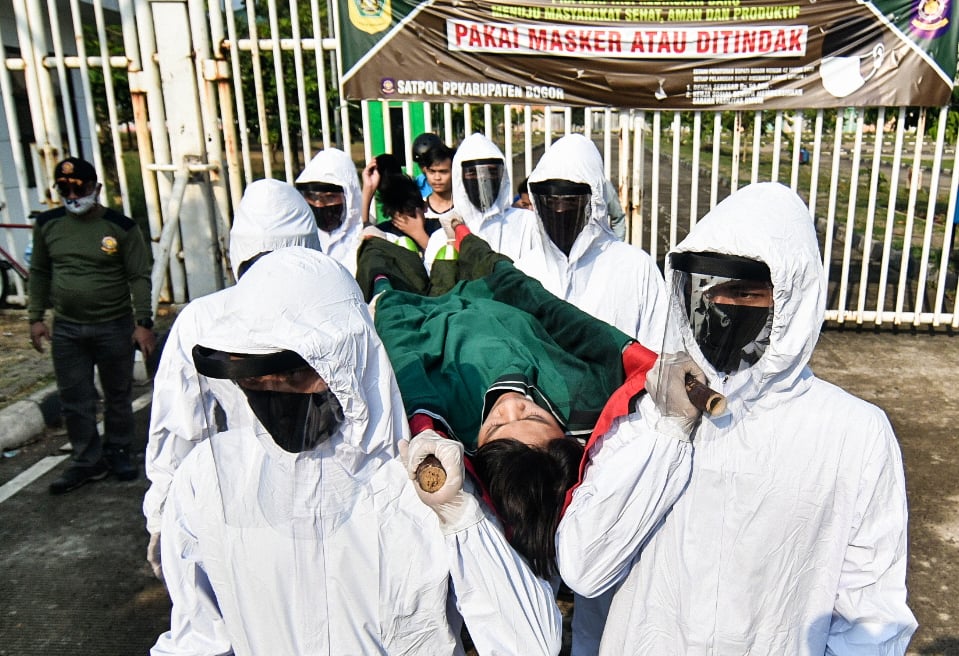 Pelanggar protokol kesehatan di kabupaten Bogor dihukum dengan ditandu layaknya jenazah pasien Covid-19