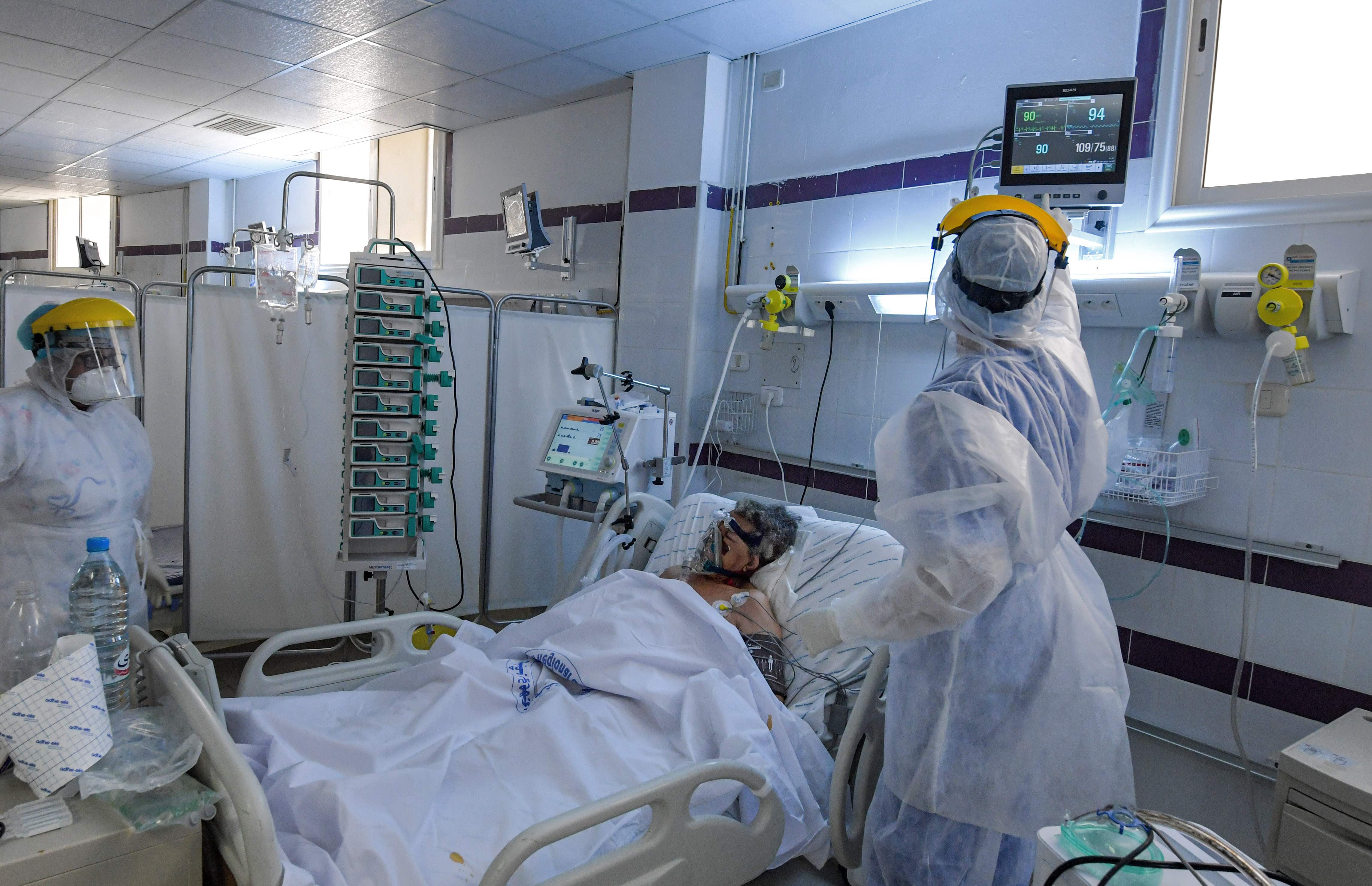 Pasien covid-19 dirawat di ruang ICU