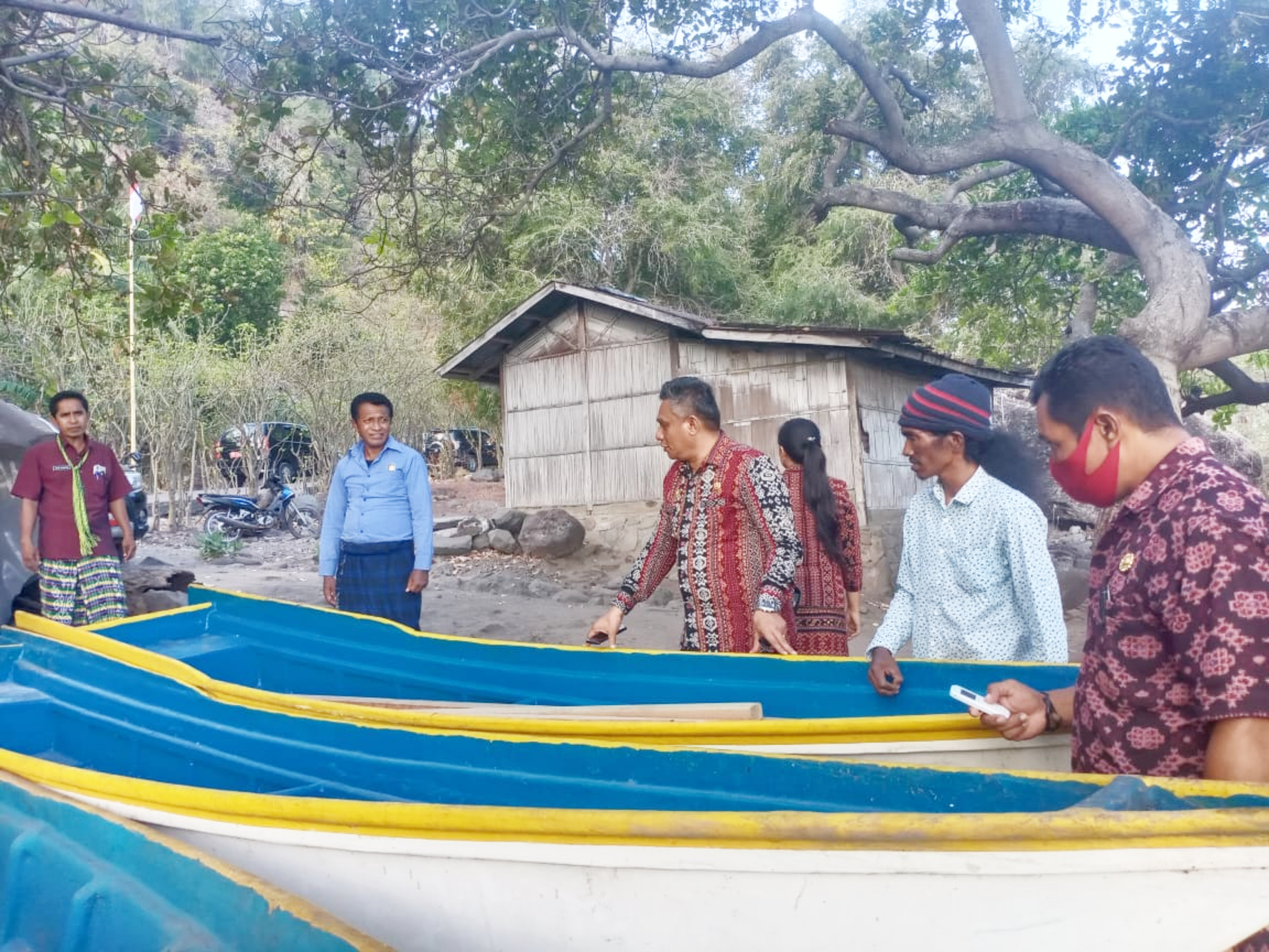 Bupati Sikka Fransiskus Roberto Diogo meninjau  perahu bantuan bagi nelayan di Pantai Selatan