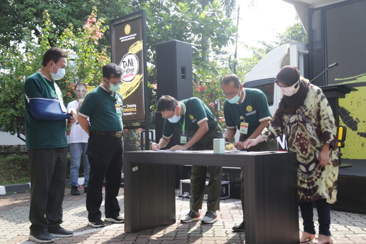 Kementerian Pertanian dan Bukalapak melakukan penandatangan kerja sama. 