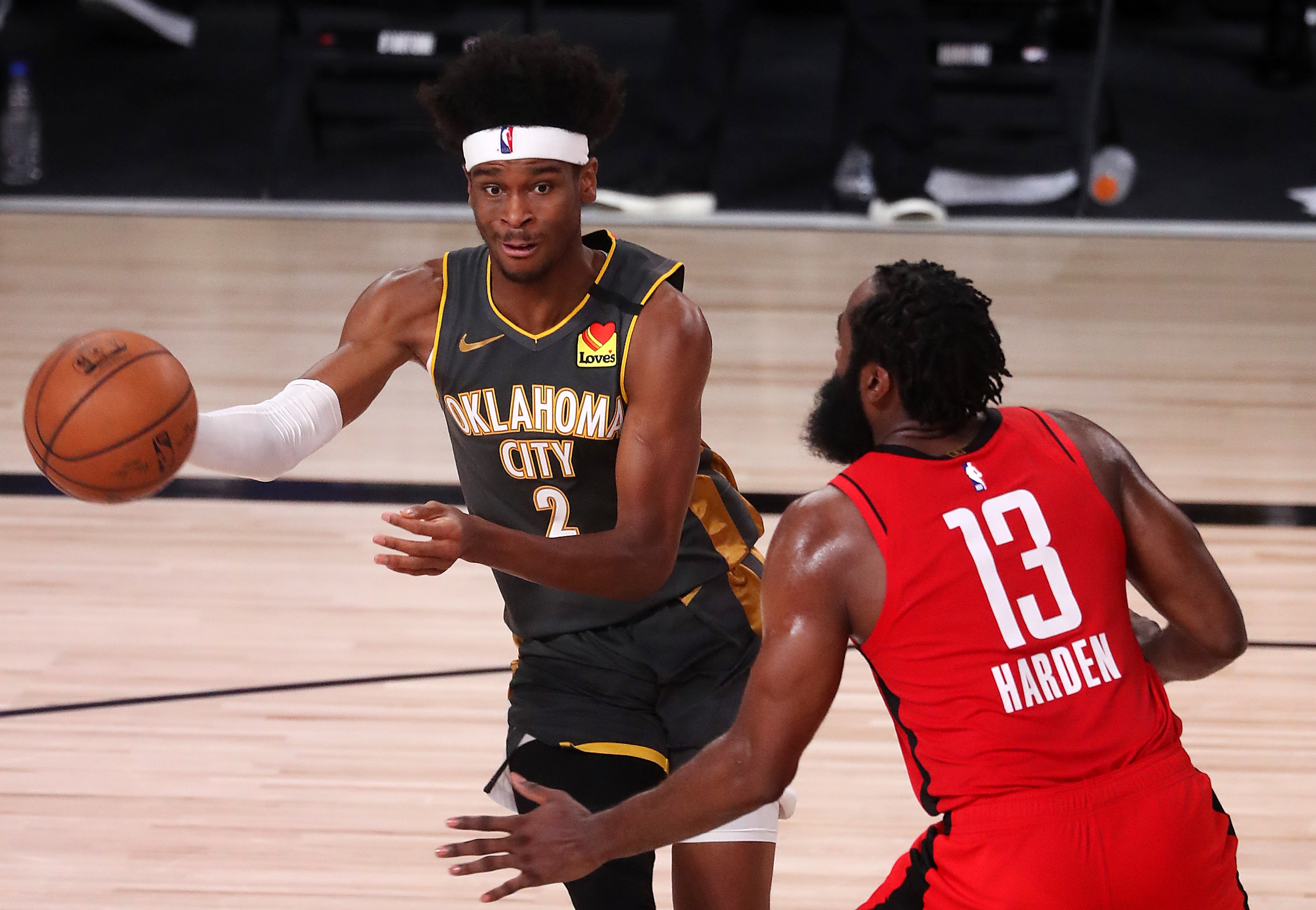 Pemain Houston Rockets James Harden (kanan) mencoba menghalau pergerakan pemain Oklahoma City Thunder