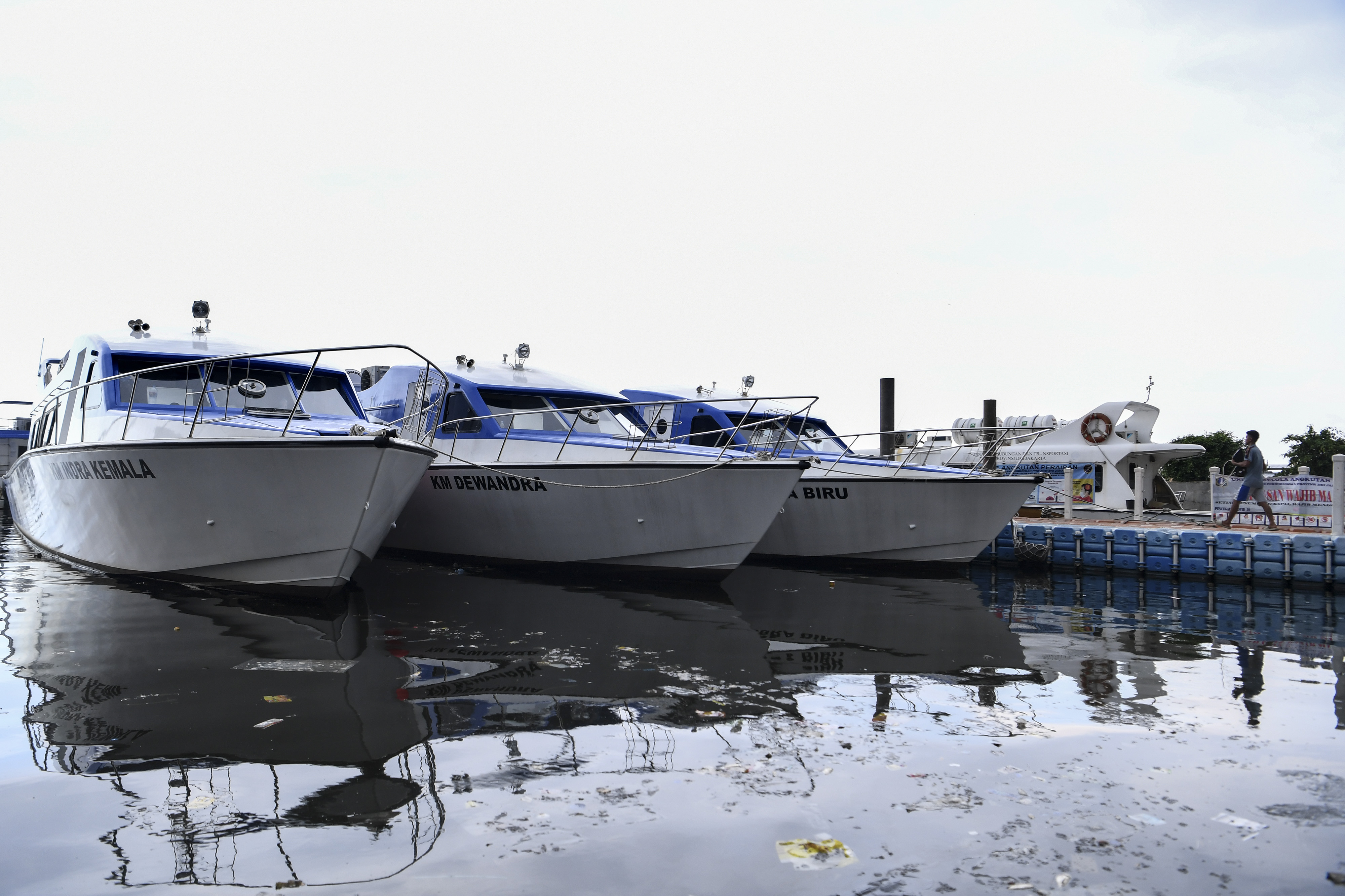 Sejumlah kapal penumpang milik Dinas Perhubungan DKI Jakarta tujuan Pelabuhan Kaliadem - Kepulauan Seribu bersandar di Pelabuhan Kaliadem
