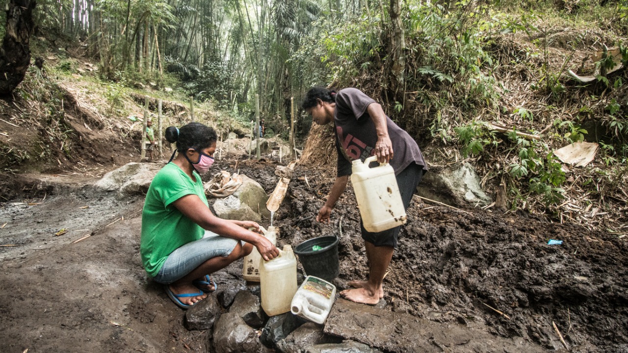 Saat musim kemarau, ibu-ibu di Desa Radabata, Kabupaten Sikka harus turun lembah Meki Sesi untuk mencari air.