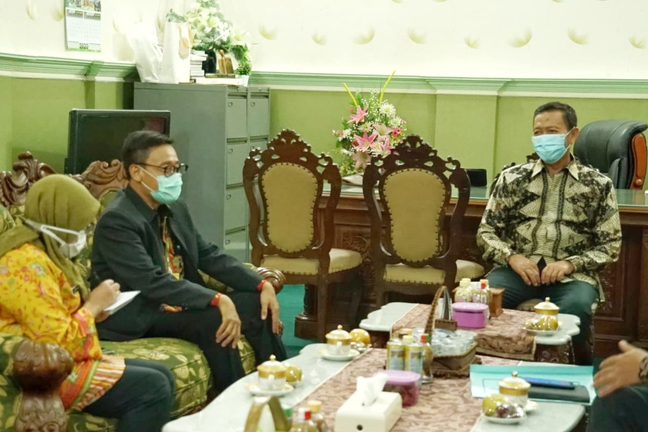 Kepala BPPSDMP, Kementan Dedi Nursyamsi (tengah) dan Bupati Tuban Fathul Huda (kanan).