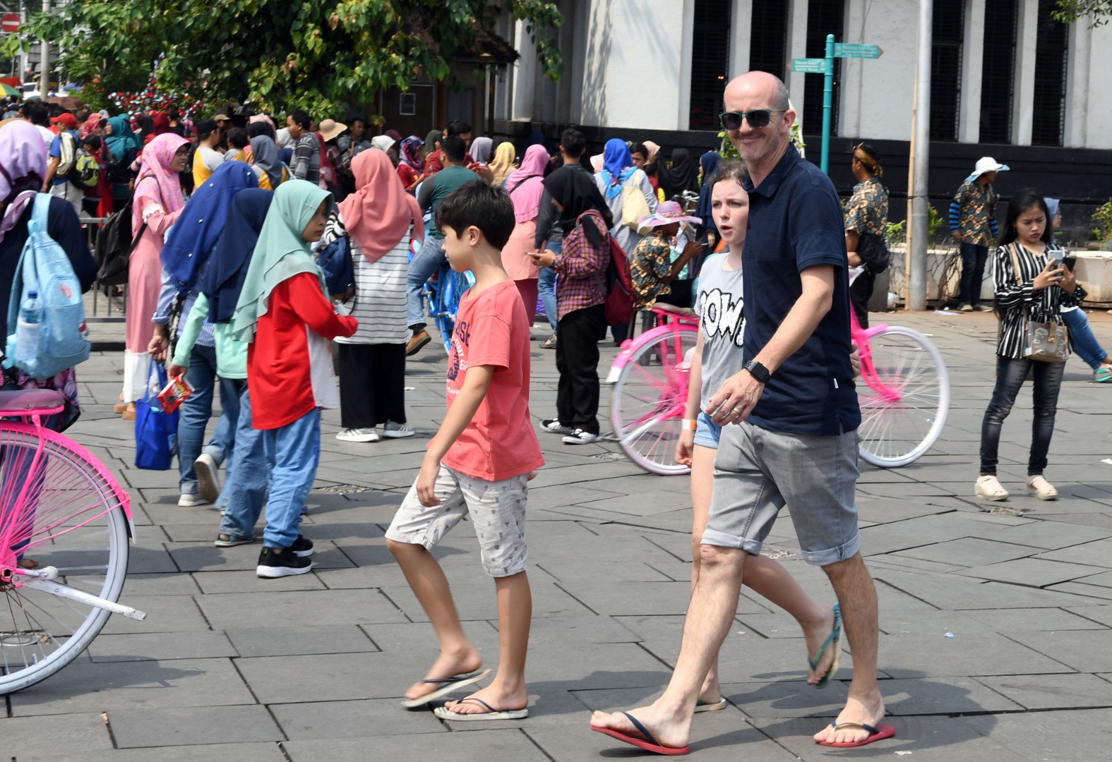 Wisatawan mancanegara beraktivitas di kawasan Kota tua, Jakarta/ Foto diambil pada 2019