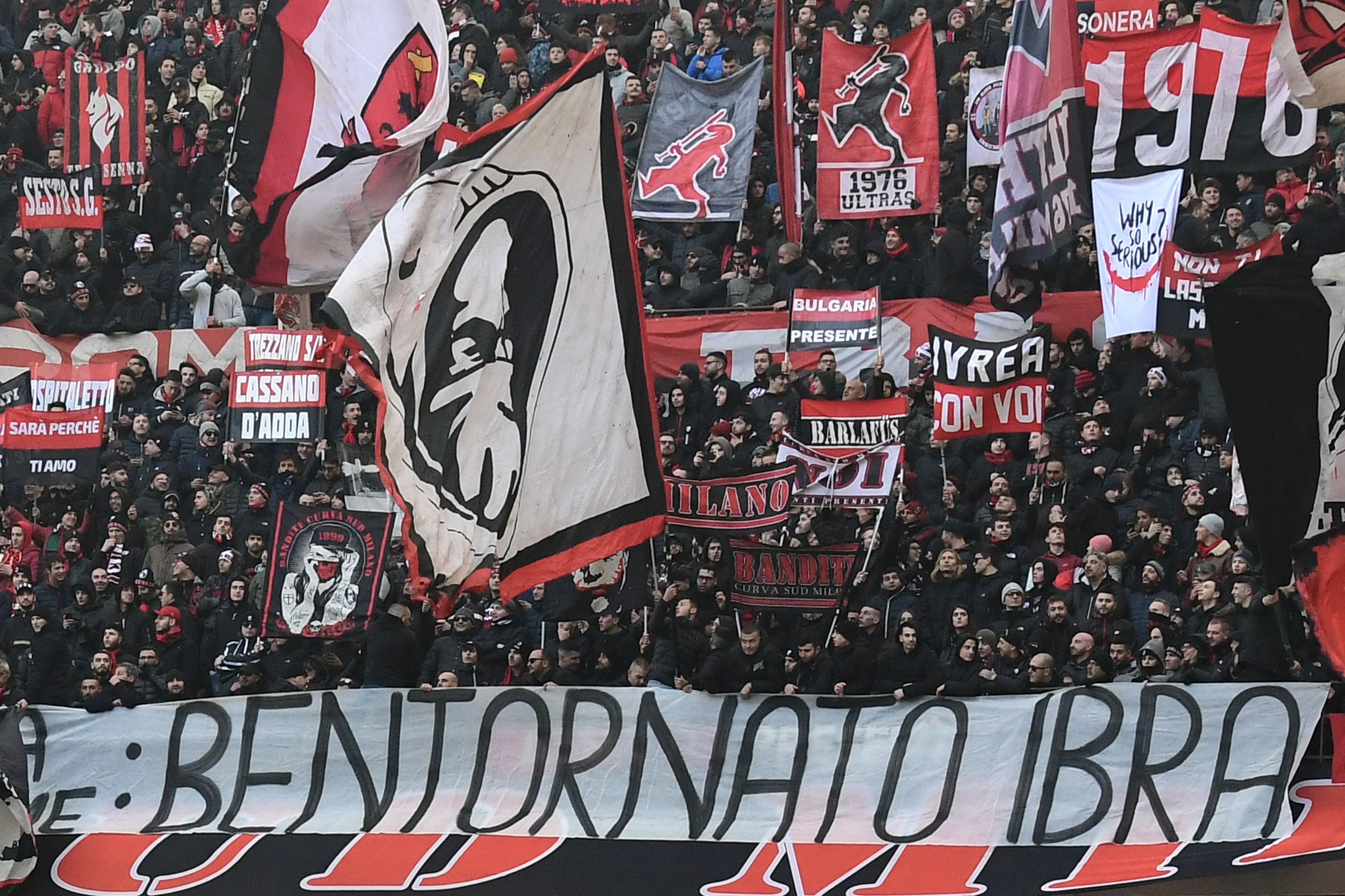 Pendukung AC Milan memadati Stadion San Siro, Milan, Italia.