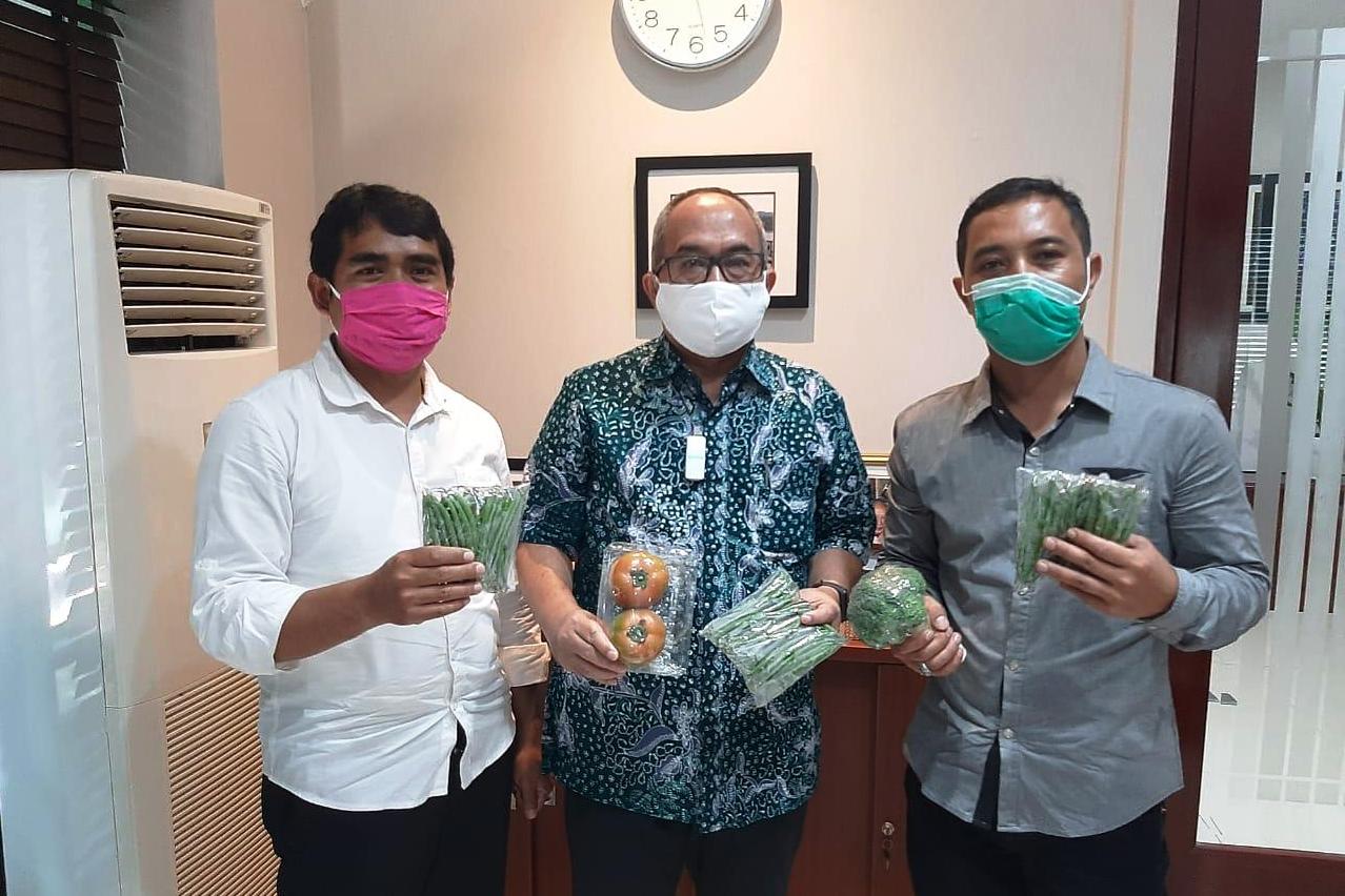 Dubes Singapura Suryopratomo (tengah) bersama petani sayur dari Lembang.