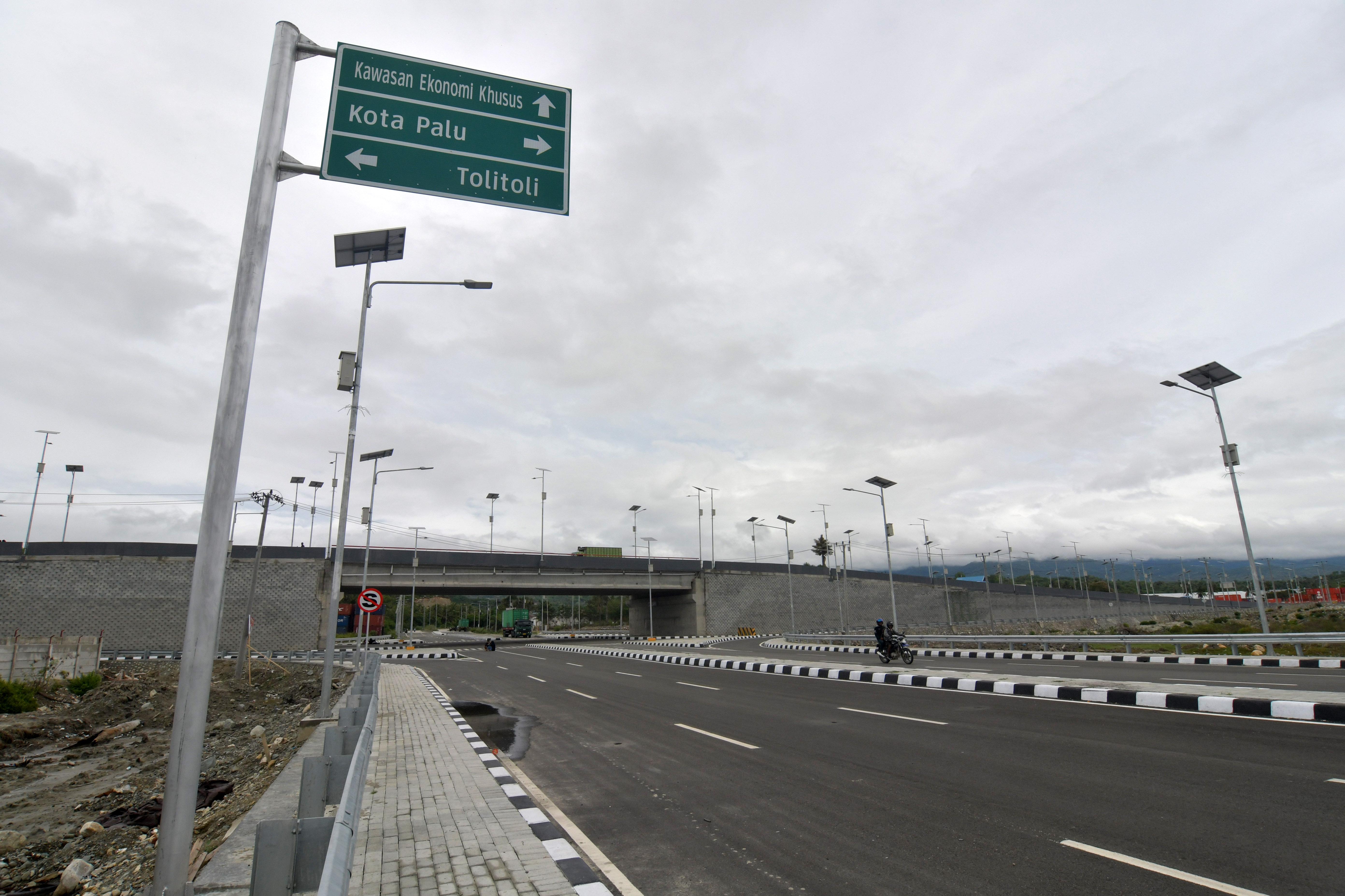 Papan petunjuk jalan ke Kawasan Ekonomi Khusus Palu