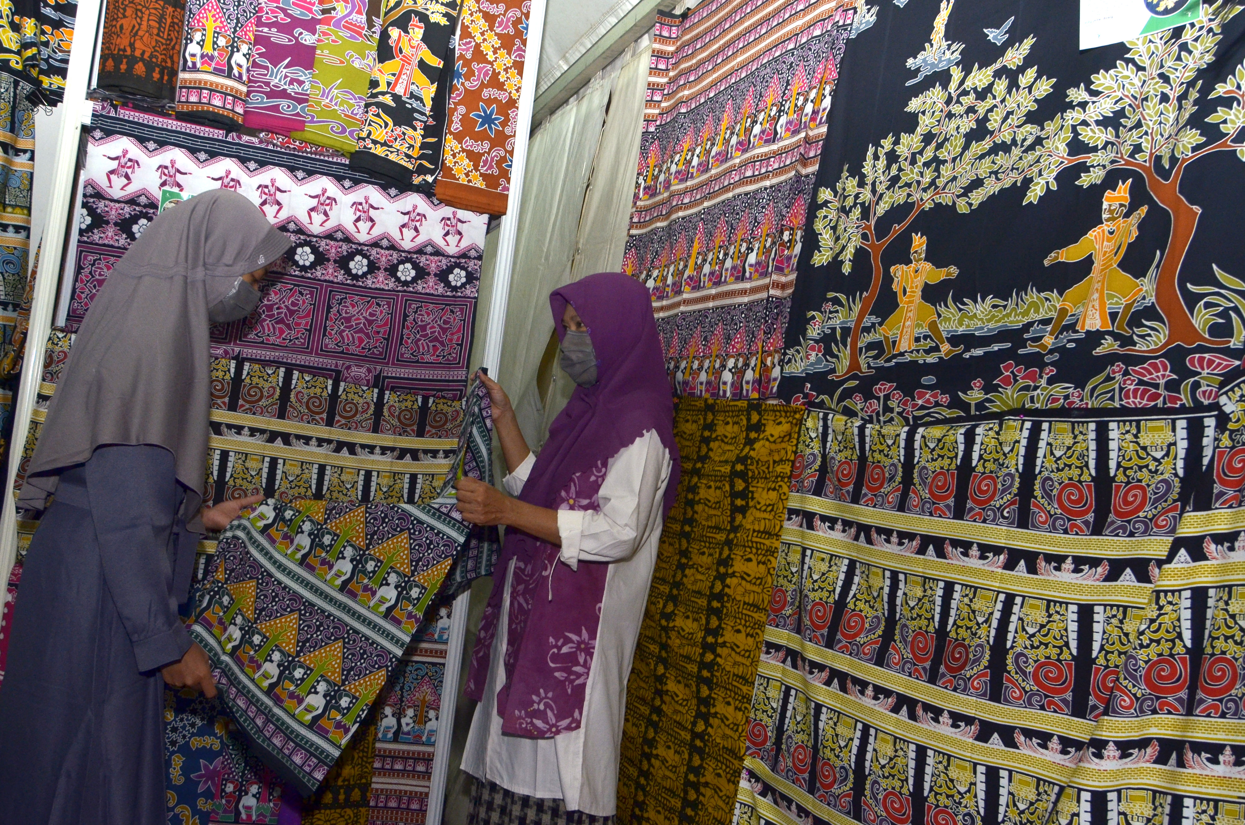 Pelaku Usaha Mikro Kecil dan Menengah (UMKM) menawarkan produk yang dijual saat pameran produk UMKM di kawasan Kuta, Badung, Bali.