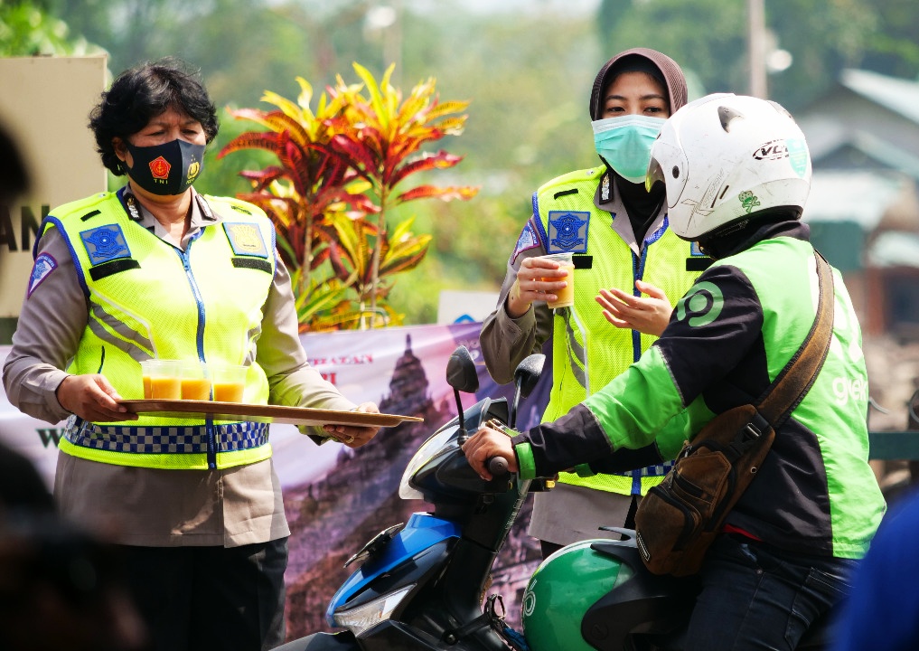 Petugas Satlantas Polres Klaten saat sosialisasi minum jamu tradisional di sekitar Candi Plaosan, Prambanan.
