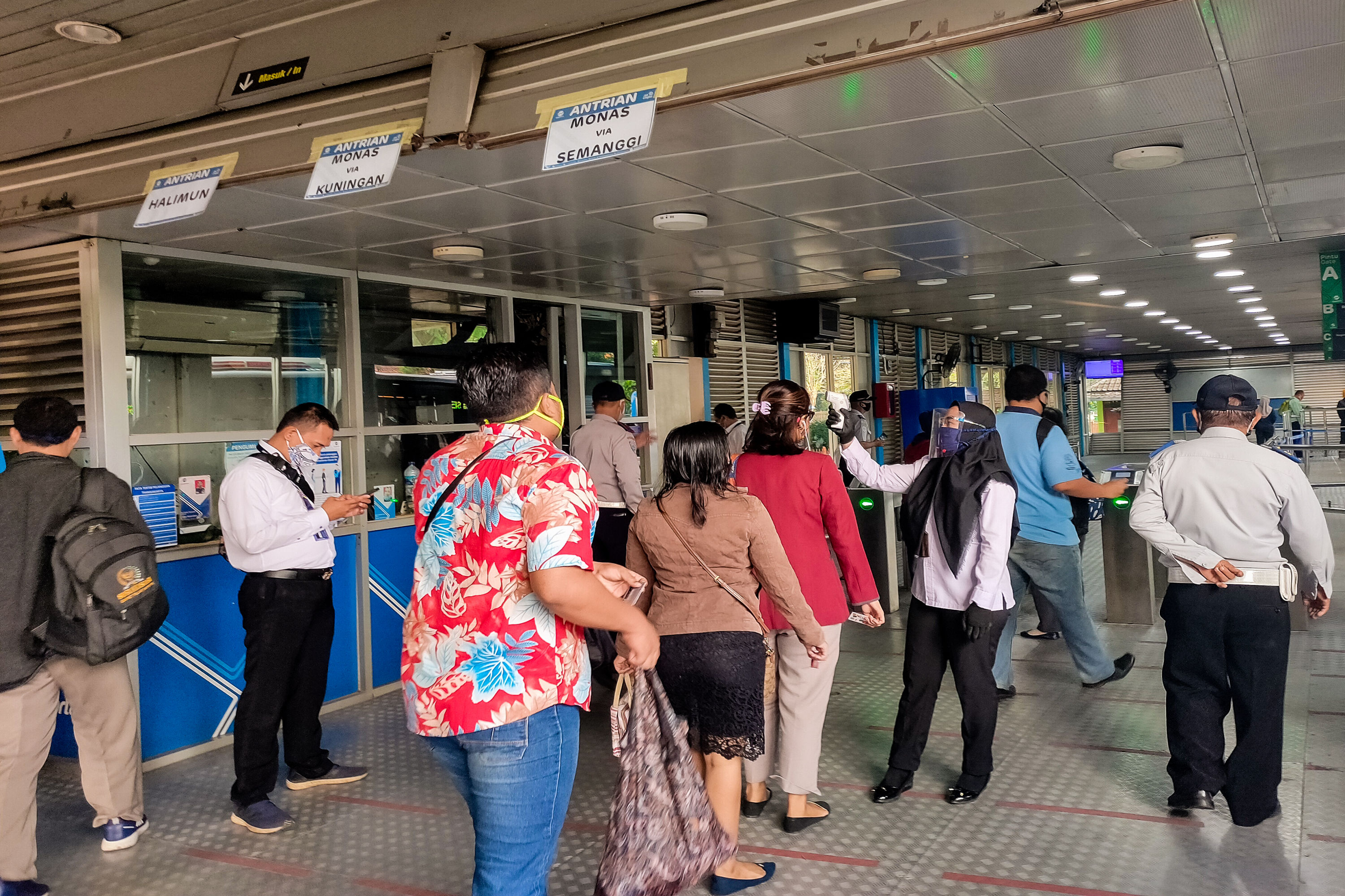 Suasana antrean penumpang bus Trans-Jakarta di Halte Trans-Jakarta Ragunan, Senin (14/9) pagi. 