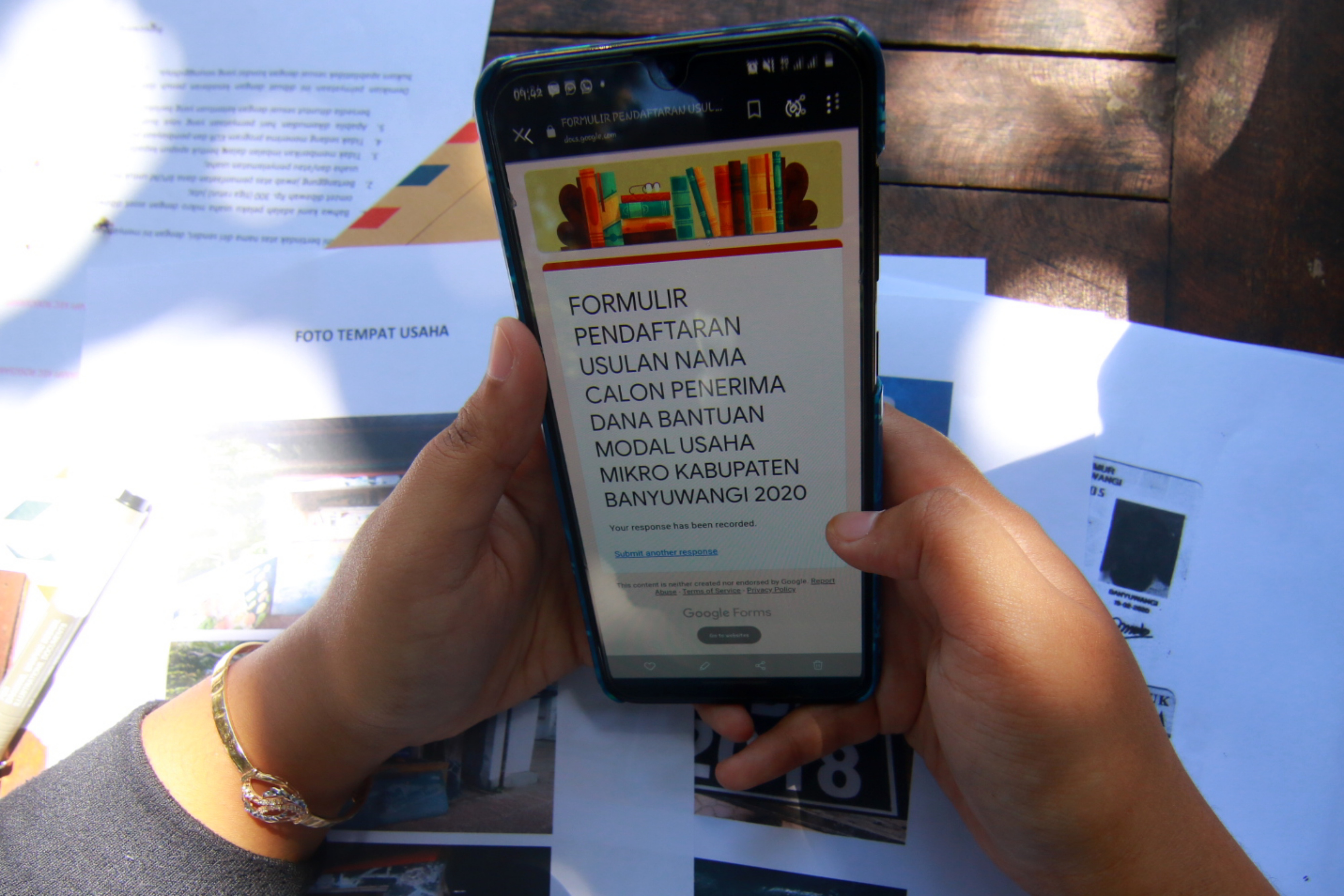 Warga Banyuwangi mengisi formulir program Banpres Produktif secara virtual.