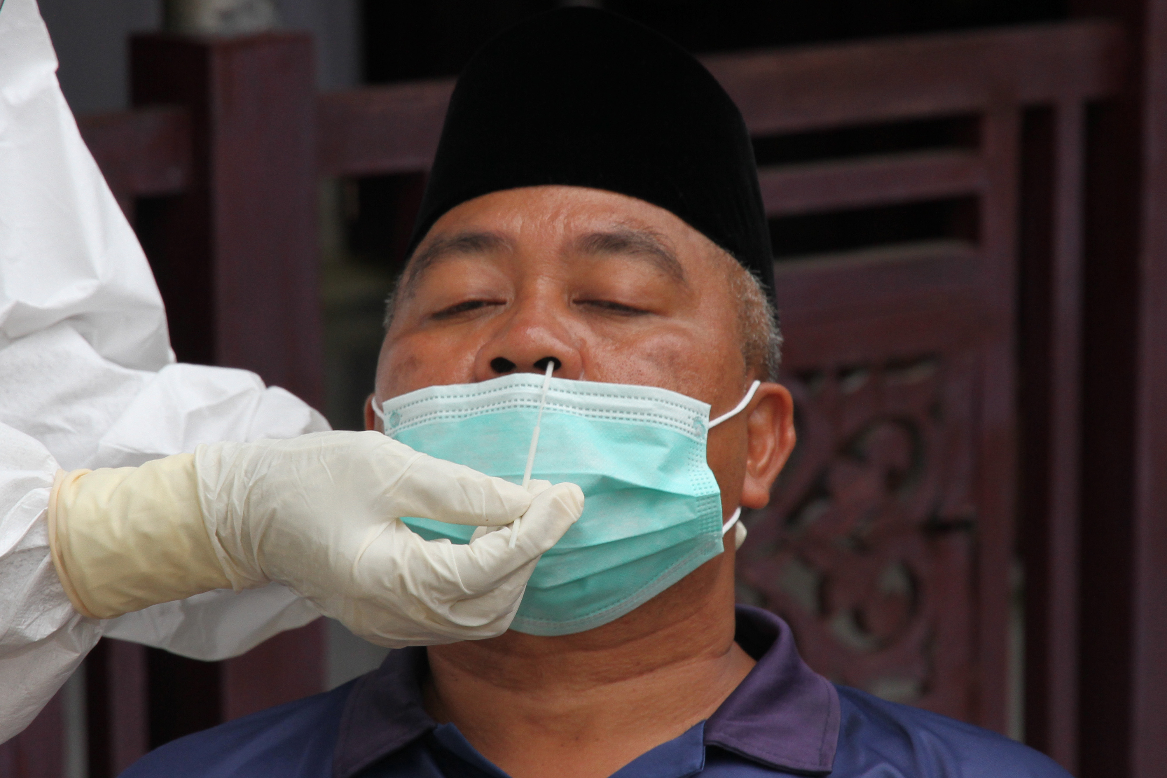 Bupati Aceh Barat Ramli MS menjalani proses tes usap 