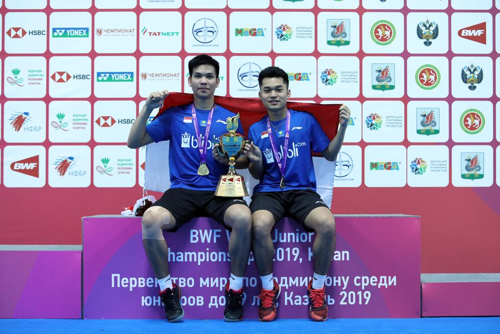 Daniel Marthin dan Leo Rolly Carnando Piala Suhandinata meraih juara di ajang BWF World Junior Championships 2019