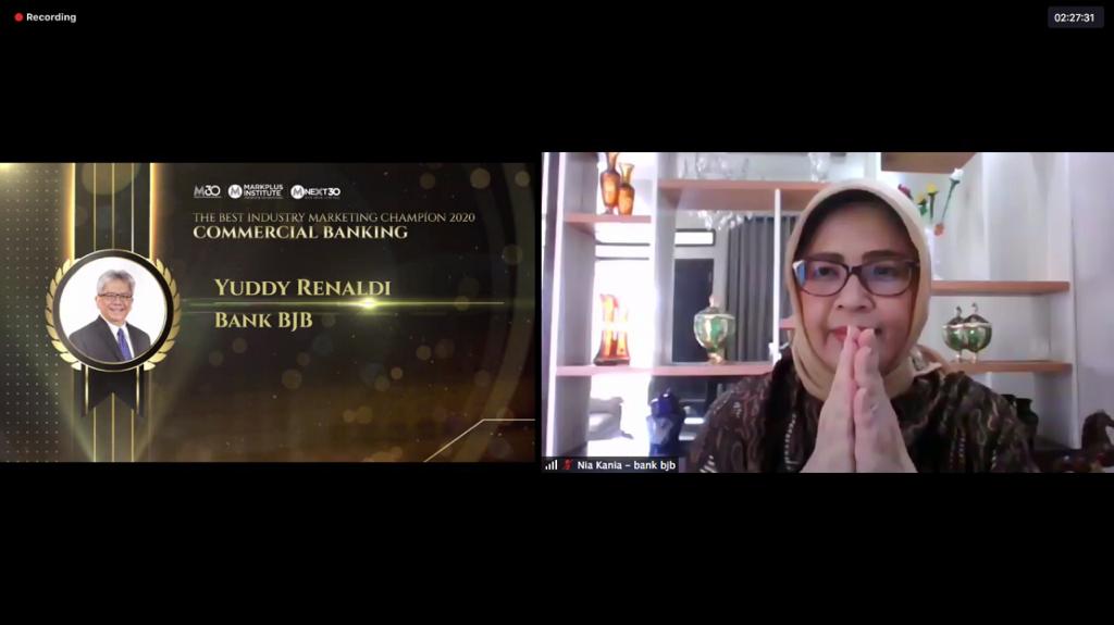 Direktur Keuangan dan Manajemen Risiko Bank BJB Nia Kania mewakili Direktur Utama Bank BJB Yuddy Renaldi yang meraih IMF 2020.