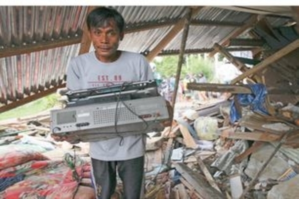 Warga mencari harta benda yang masih bisa diselamatkan setelah rumah mereka hancur akibat tanah longsor di Kelurahan Juata Permai, Tarakan