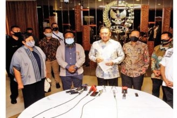 Ketua MPR Bambang Soesatyo (tengah) bersama Wakil Ketua MPR Lestari Moerdijat (kiri), Menko Polhukam Mahfud MD (kedua dari kanan)