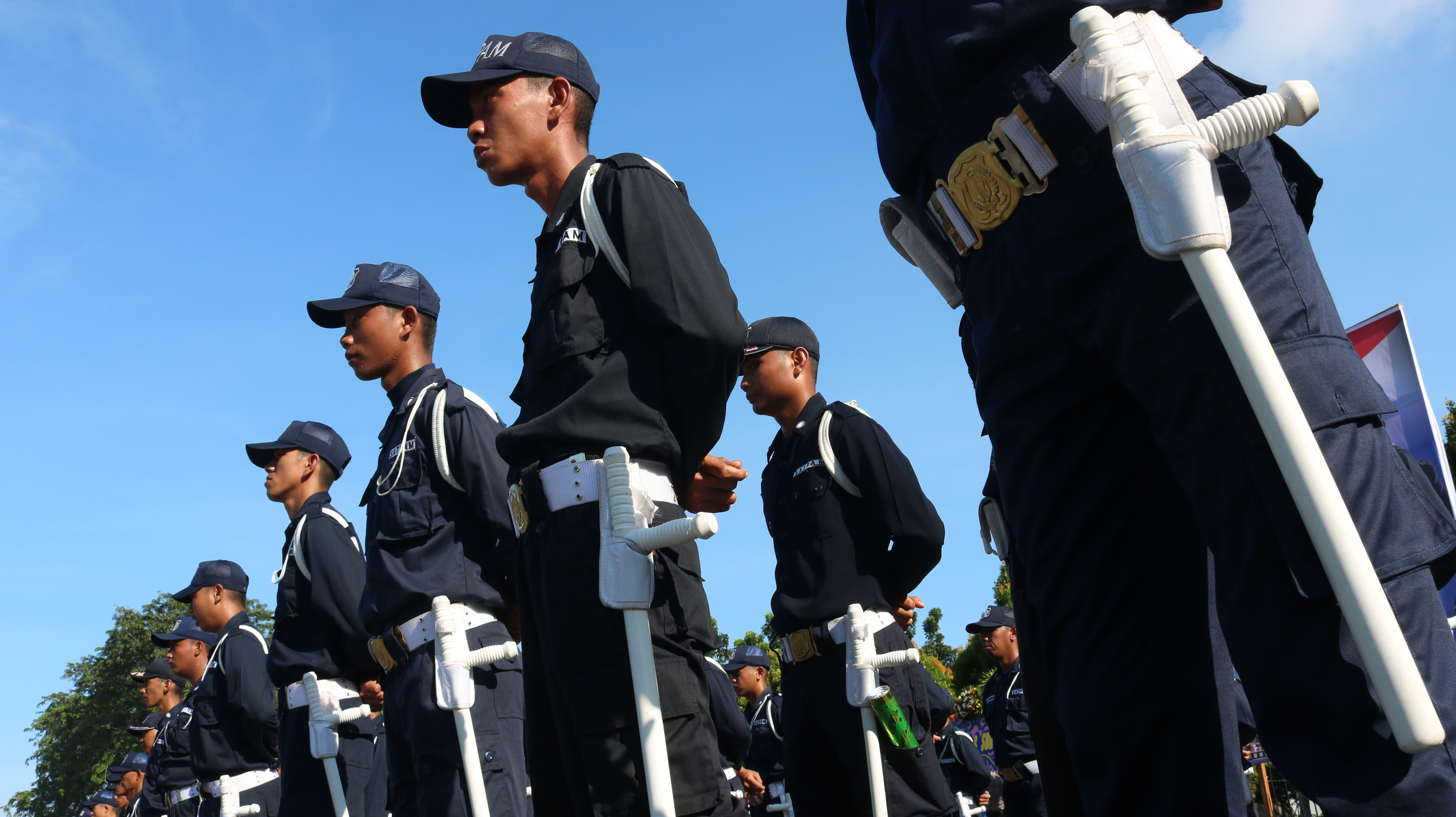 Sejumlah anggota Satuan Pengamanan (Satpam) mengikuti upacara HUT ke-38 Satpam 