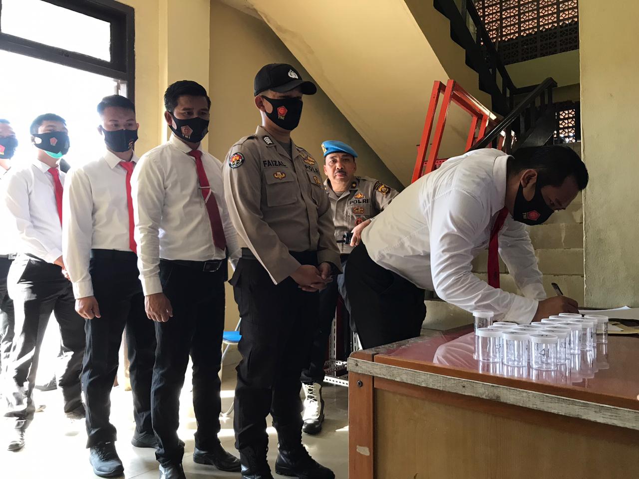  Tes urine di Mapolda Sumsel untuk para personilnya mengantisipasi penyalahgunaan narkoba di dalam tubuh Polri.