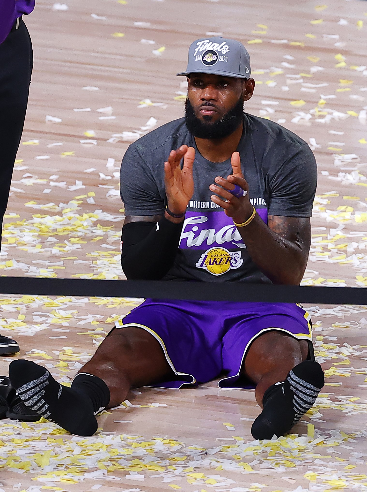 Pebakset LA Lakers LeBron James usai timnya menang dari Denver Nuggets dalam Playoff NBA di Florida, Sabtu (26/9).