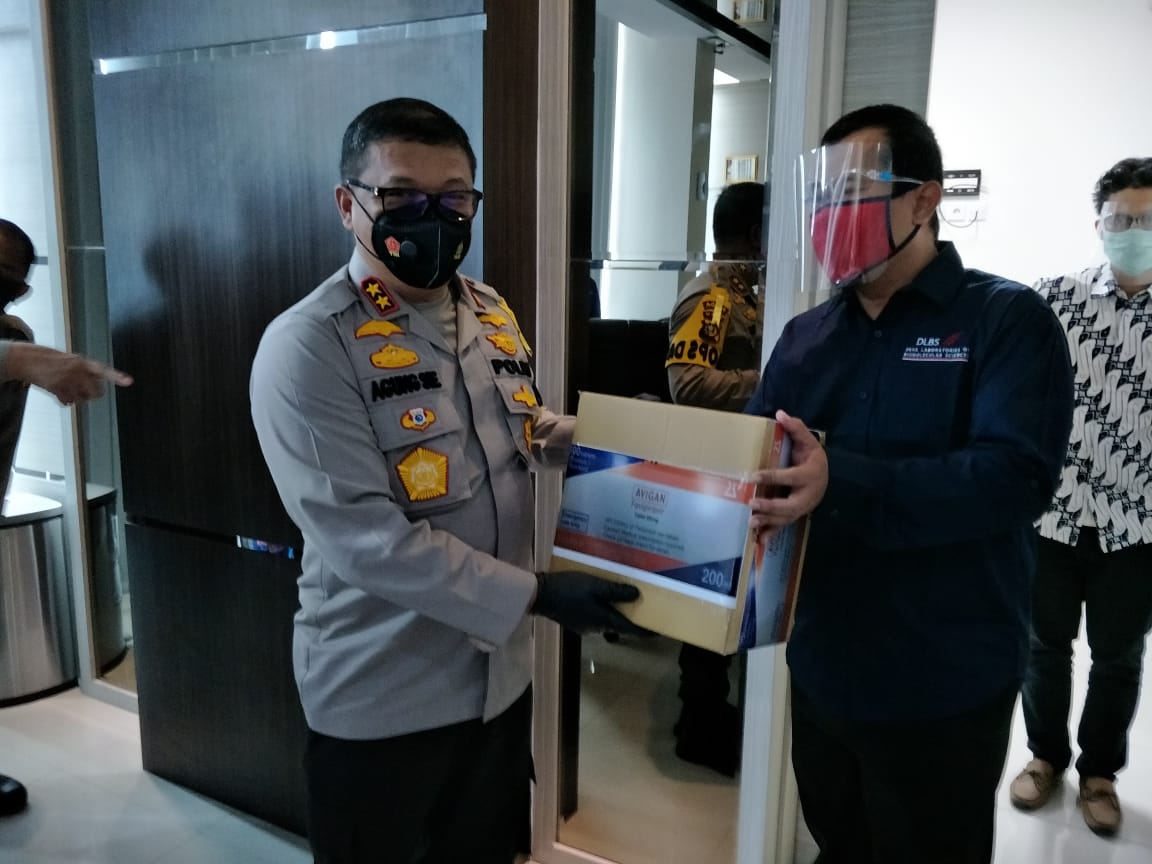 Kapolda Riau Irjen Agung Setya Imam Effendi (kanan) inspeksi ketersediaan obat antivirus ke Rumah Sakit Aulia Pekanbaru, kemarin.