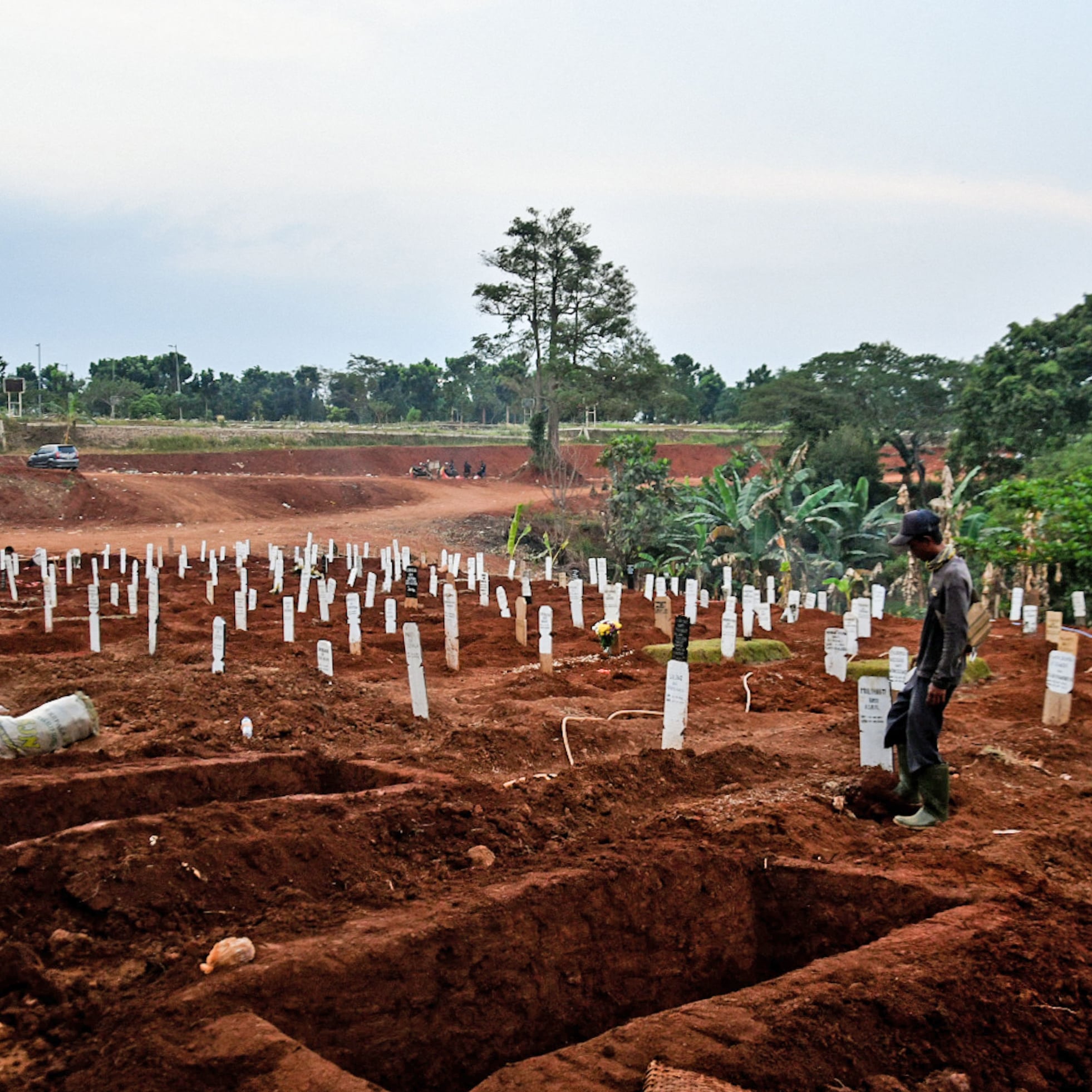 Petugas pemakaman sedang beristirahat di TPU Pondok Rangon, Jakarta Timur, Senin (7/9).