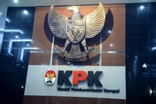 Logo Komisi Pemberantasa Korupsi (KPK) di Gedung Merah Putih.