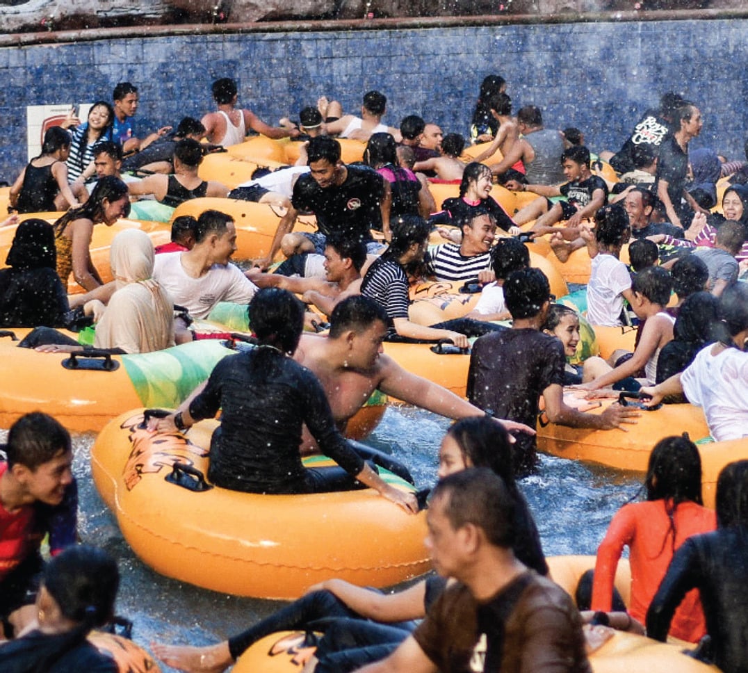 Pengunjung memadati sebuah wahana air di kawasan Bogor (9/8/2020).