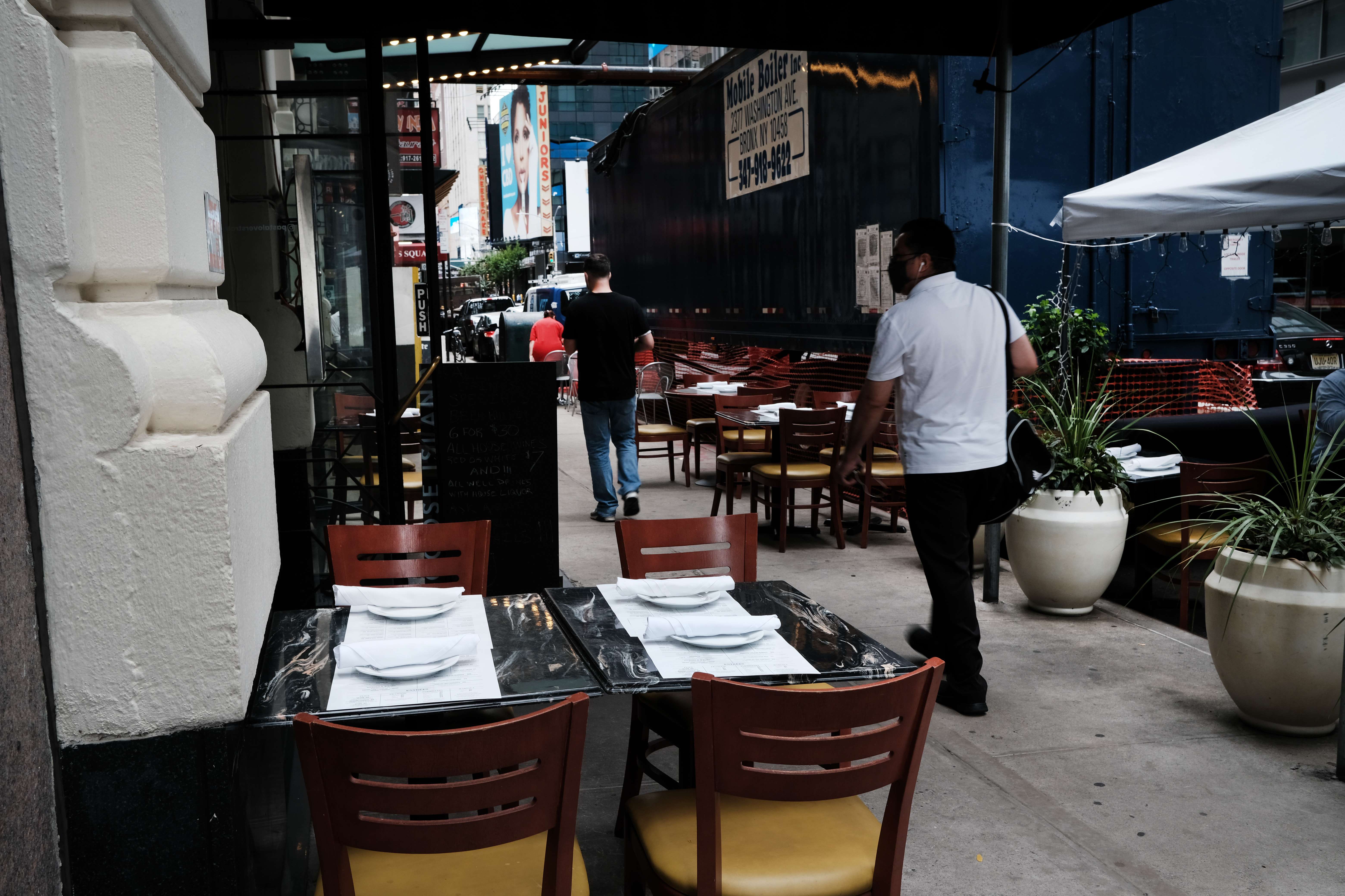 Meja yang kosong terlihat di sebuah restoran di Manhattan, New York, Amerika Serikat.