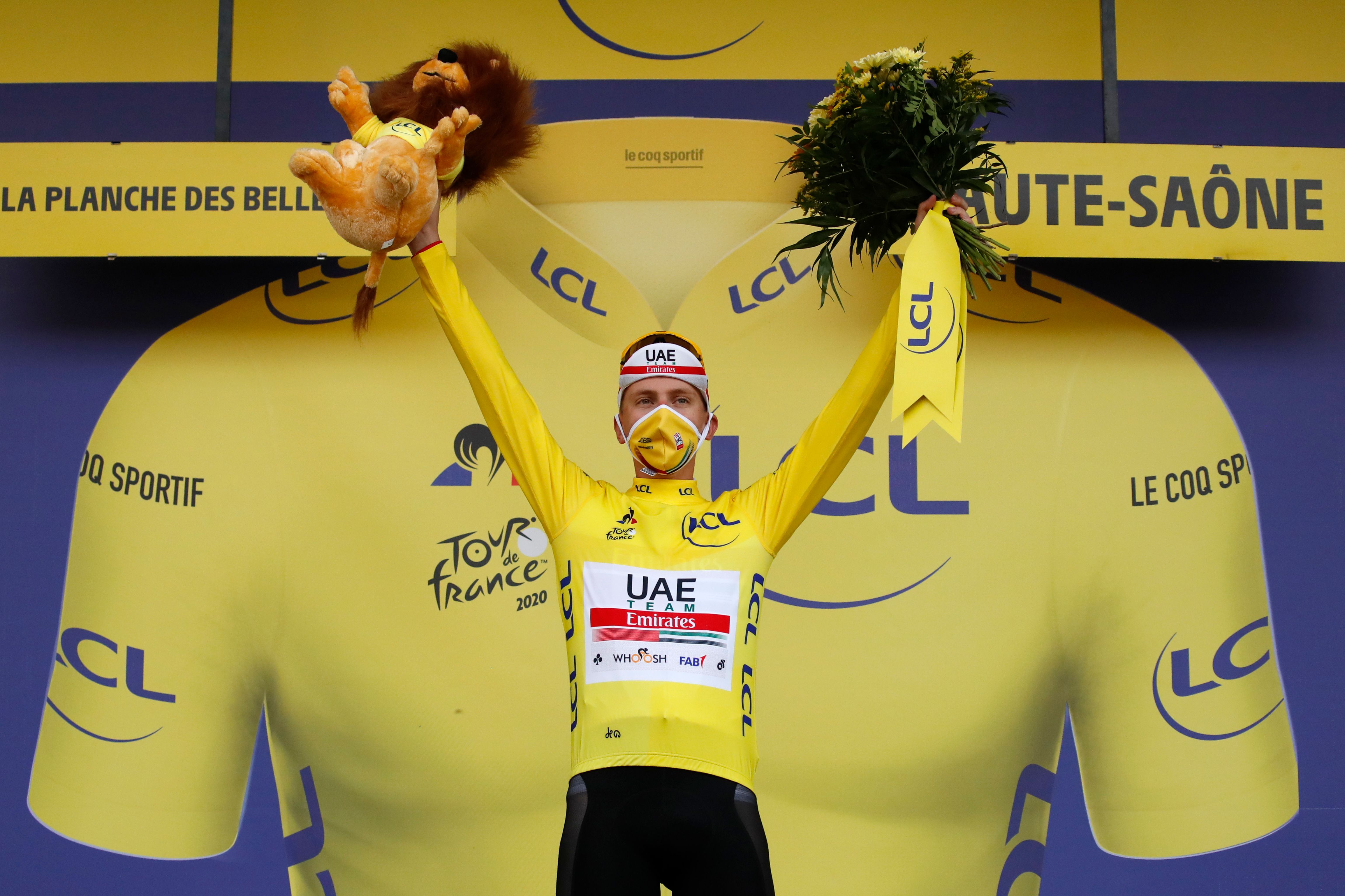 Pembalap tim UAE Emirates Tadej Pogacar merebut kaus kuning Tour de France 2020, setelah memenangi etape 20, Sabtu (19/9). 