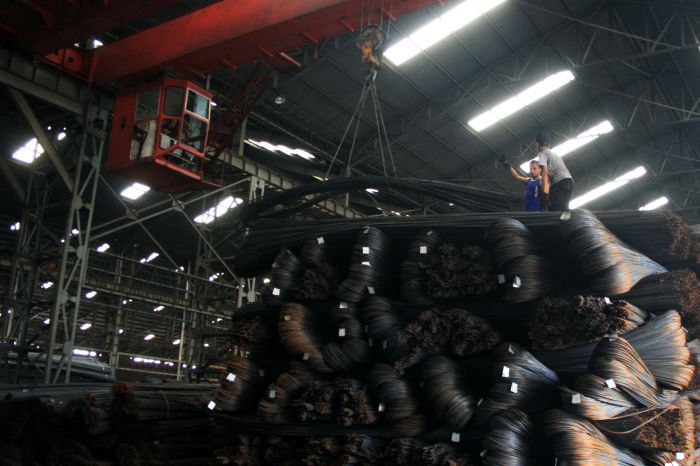 Pekerja tengah membuat besi di salah satu Industri baja di Jakarta Utara,beberapa waktu lalu.
