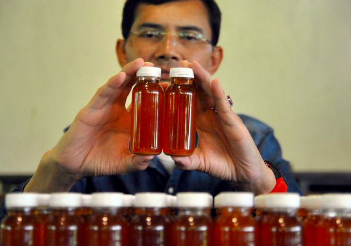 Hadi Pranoto menunjukkan ramuan herbal untuk antibodi Covid-19