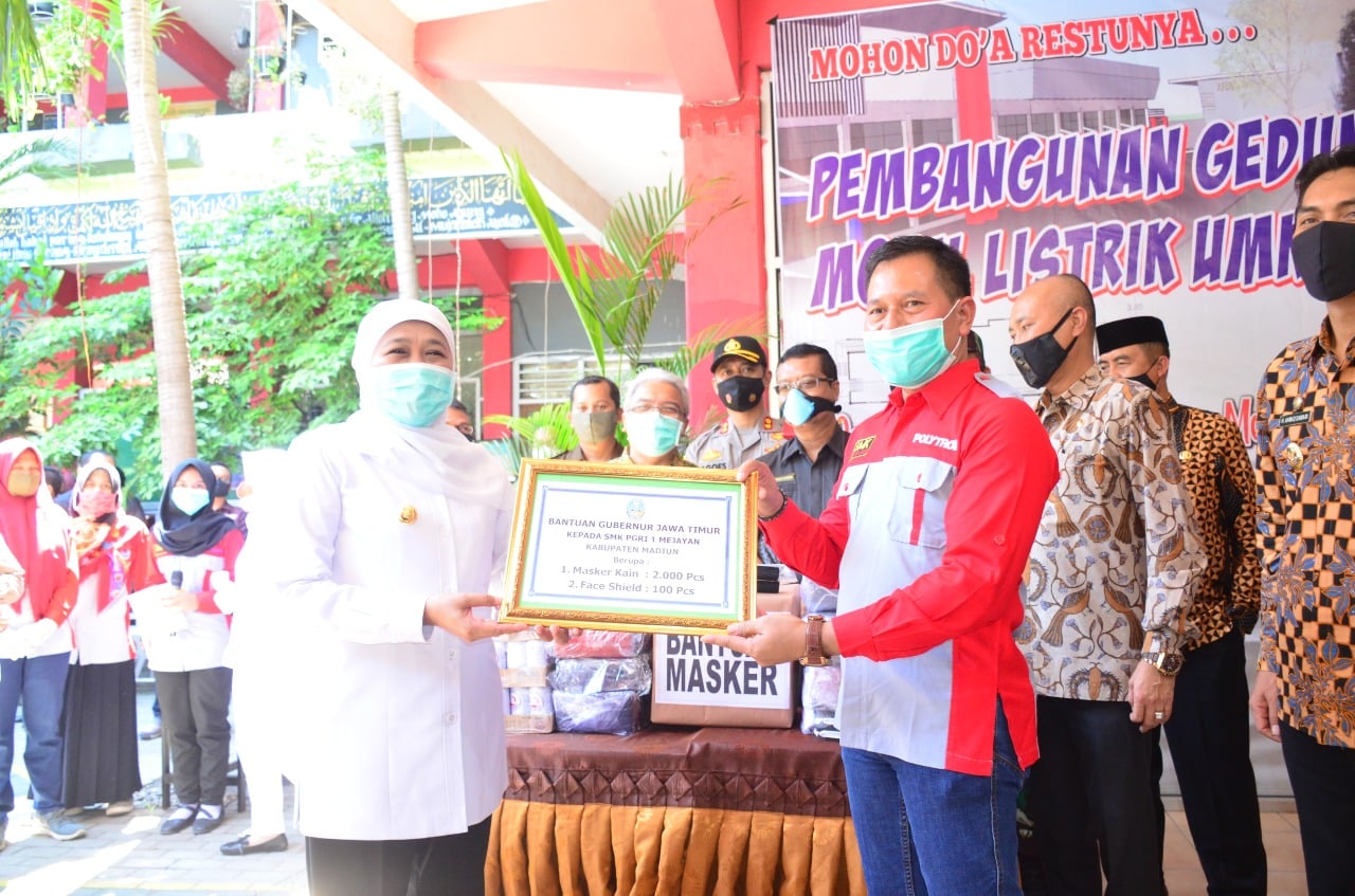 Gubernur jatim Khofifah Indar Parawansa ikut menyaksikan peresmian mobil listrik SMK PGRI Mejayan