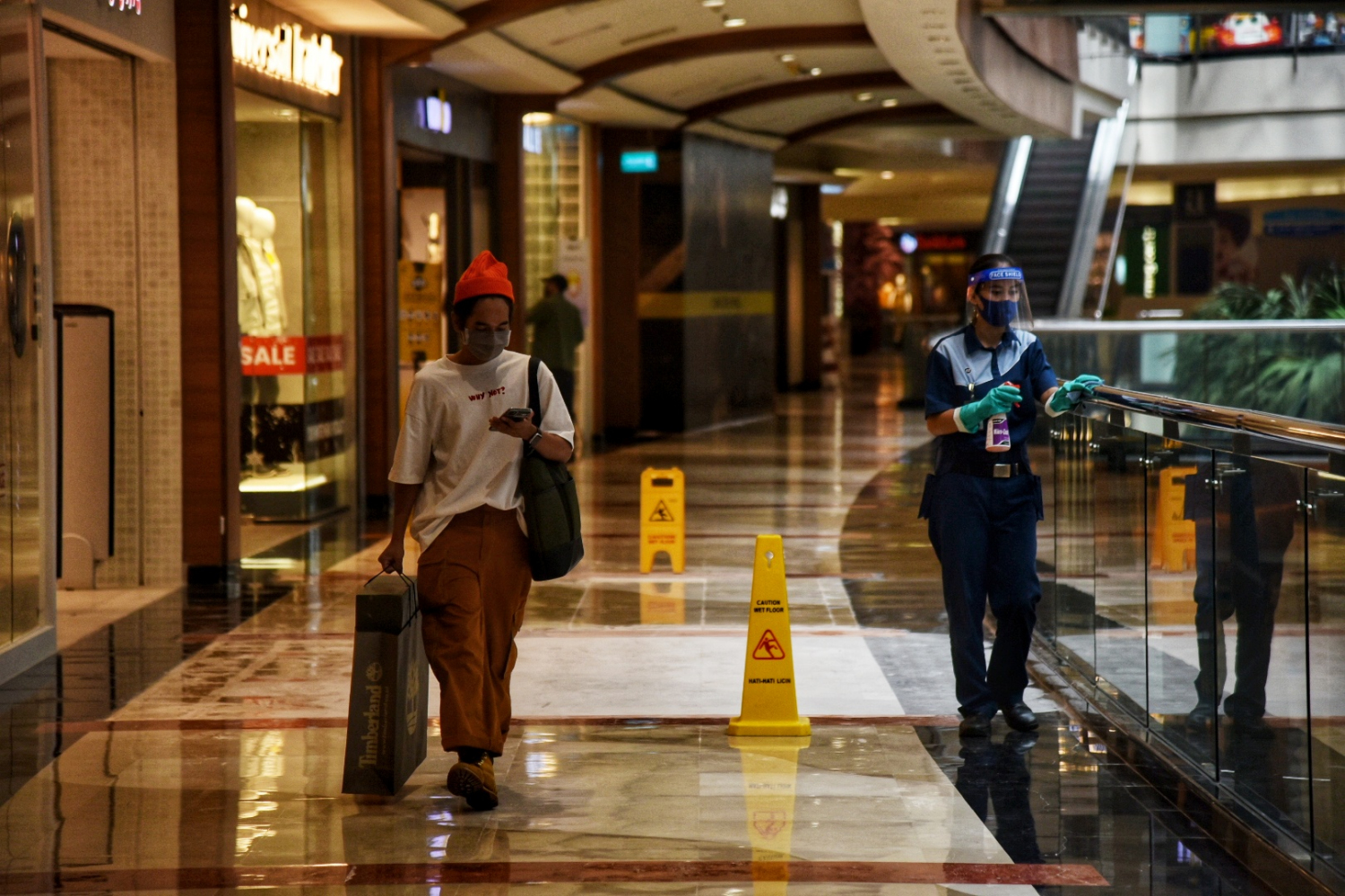 Pengunjung mengenakan masker mengunjungi Pondok Indah Mall, Jakarta Selatan, Senin (15/6/2020).