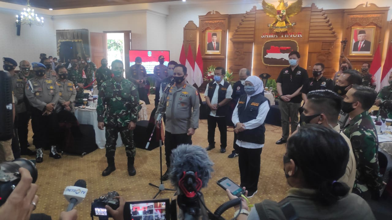  Wakapolri  Komjen Gatot Eddy Pramono bersama Gubernur Jatim Khofifah Indar Parawansa di Gedung negara Grahadi Surabaya, Kamis (3/9).