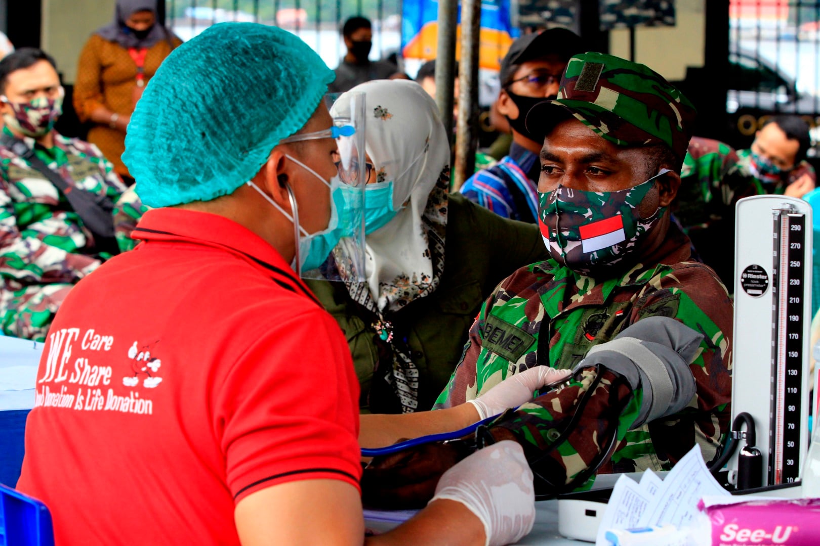 Petugas mengecek kesehatan prajurit TNI yang akan mengikuti donor darah di halaman Kantor Gubernur Papua, Jayapura, Papua, Jumat (14/8/2020)