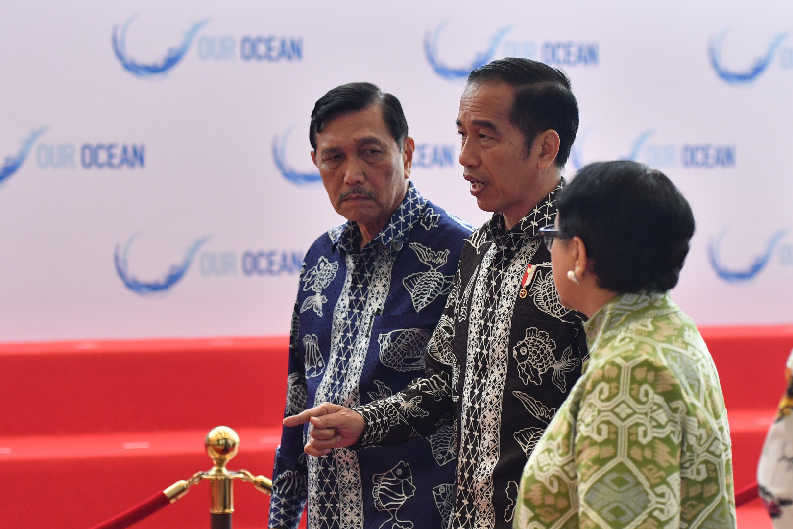 Presiden Jokowi saat berbincang dengan Menko Luhut dan Menlu Retno dalam sebuah forum.