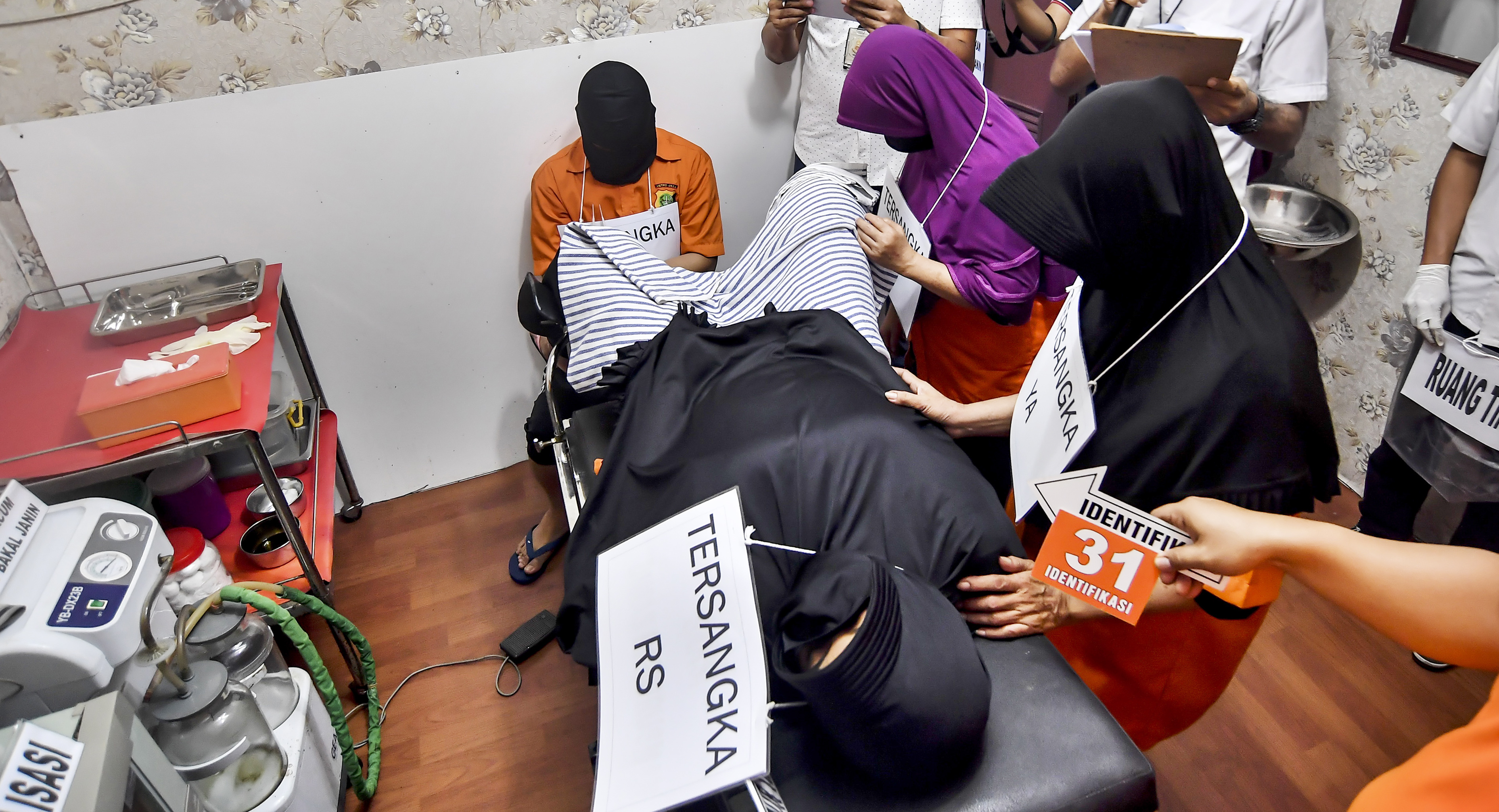 Petugas kepolisian Polda Metro Jaya melakukan reka ulang adegan kasus aborsi ilegal