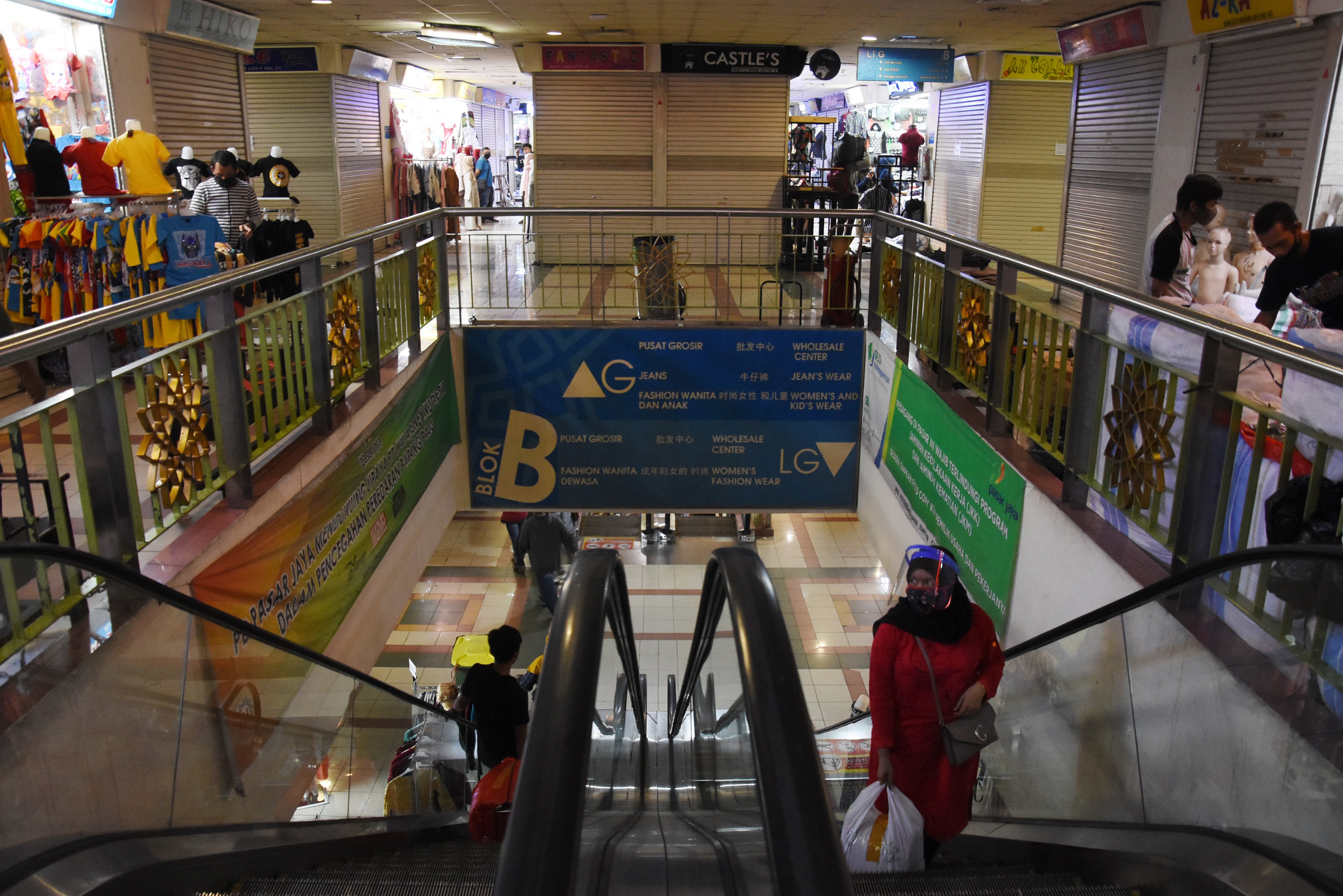 Pengunjung berbelanja di Blok B Pasar Tanah Abang, yang cenderung sepi.