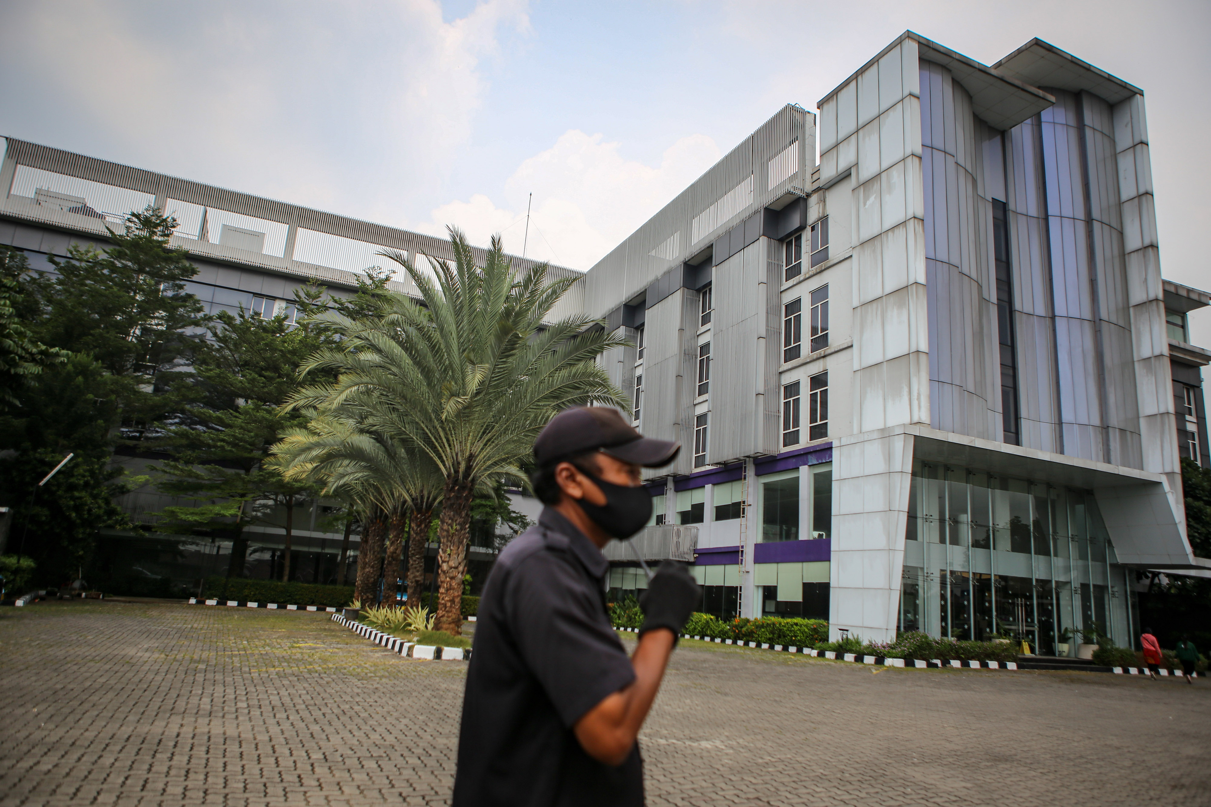 Petugas keamanan berjaga di hotel yang dijadikan tempat isolasi pasien COVID-19, di Hotel Yasmin, Curug, Kabupaten Tangerang, Banten