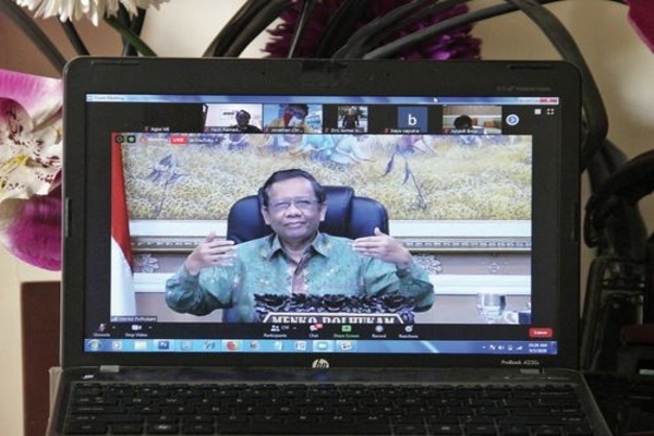 Menteri Koordinator Bidang Politik Hukum dan Keamanan Mahfud MD memberikan paparan dalam webinar bertajuk Pilkada dan Konsolidasi Demokrasi 
