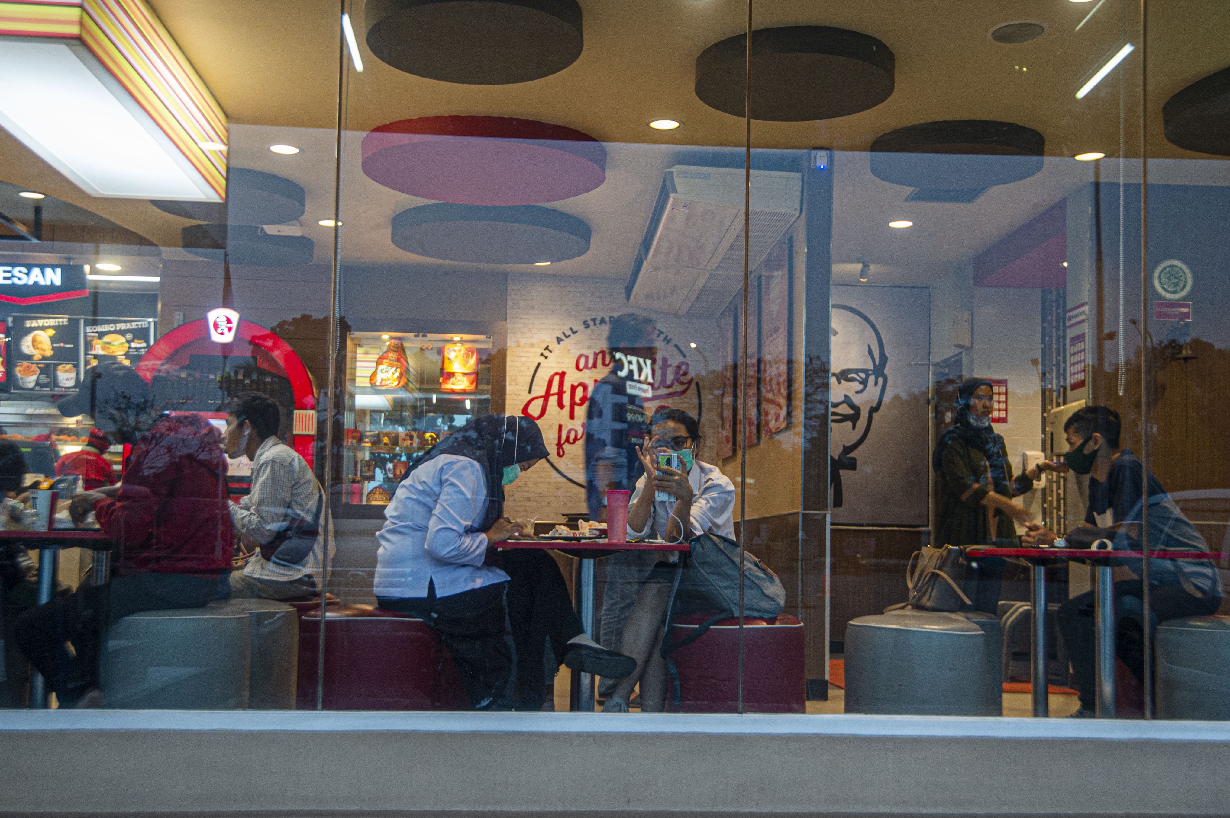 Sejumlah warga menyantap makanan di salah satu restoran di Ciracas, Jakarta.